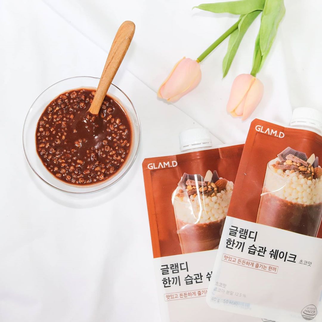 쵸미 on Instagram: “#제품협찬광고 다이어트중이나 식사를 거를 때 간편하게 하나씩 챙겨 먹을 수 있는 #글램디한끼글램쉐이크 우유나 물 넣고 쒜킷 쒜킷하면 안에 뮤즐리가 씹히며 맛있