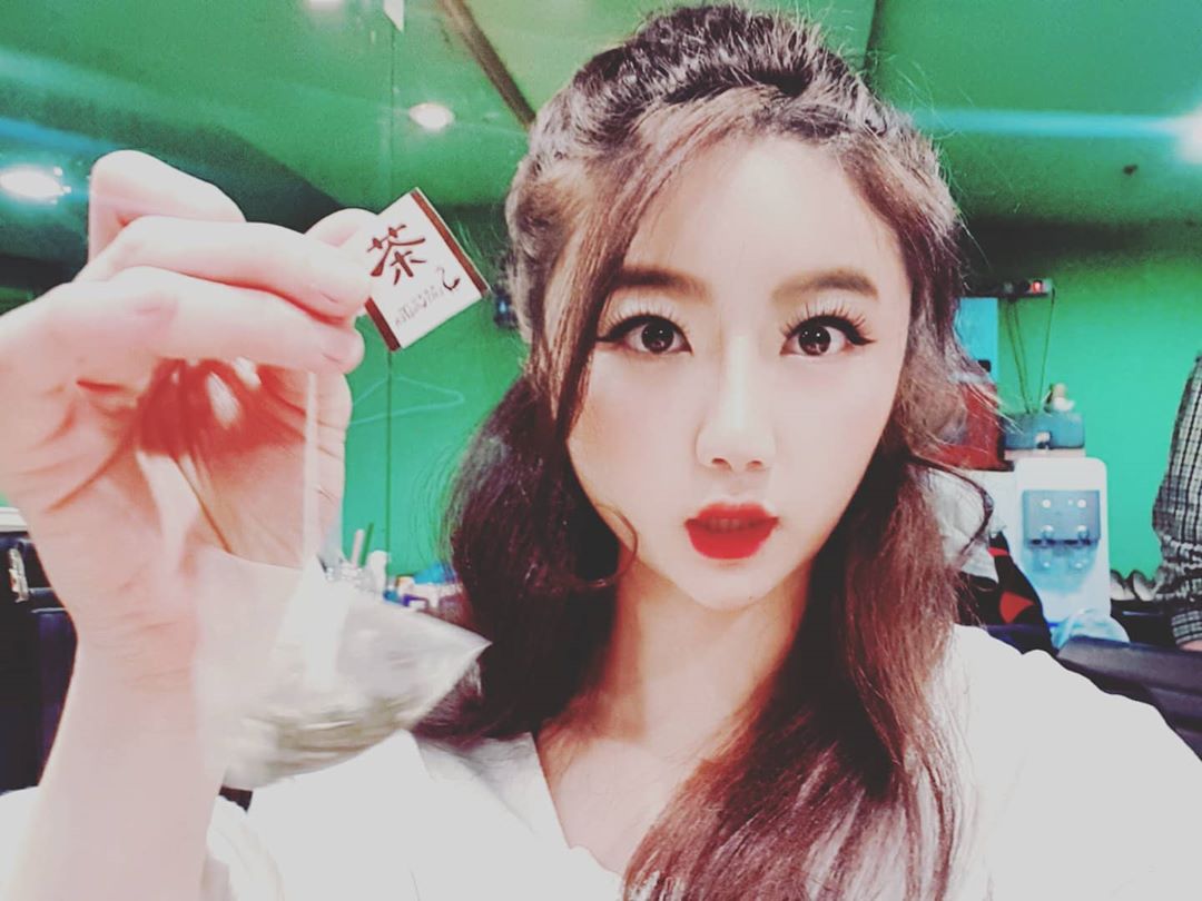 김주사랑 (Kim Jusarang) on Instagram: “#제품협찬 모발모발~모발에 좋은 차, 공연할 때 마시려고 들고 간 모뻥차 🥰 향기가 완젼 좋댜앙 고소하면서도 블루베리한 상큼함도 있꽁 처음 우려냈을