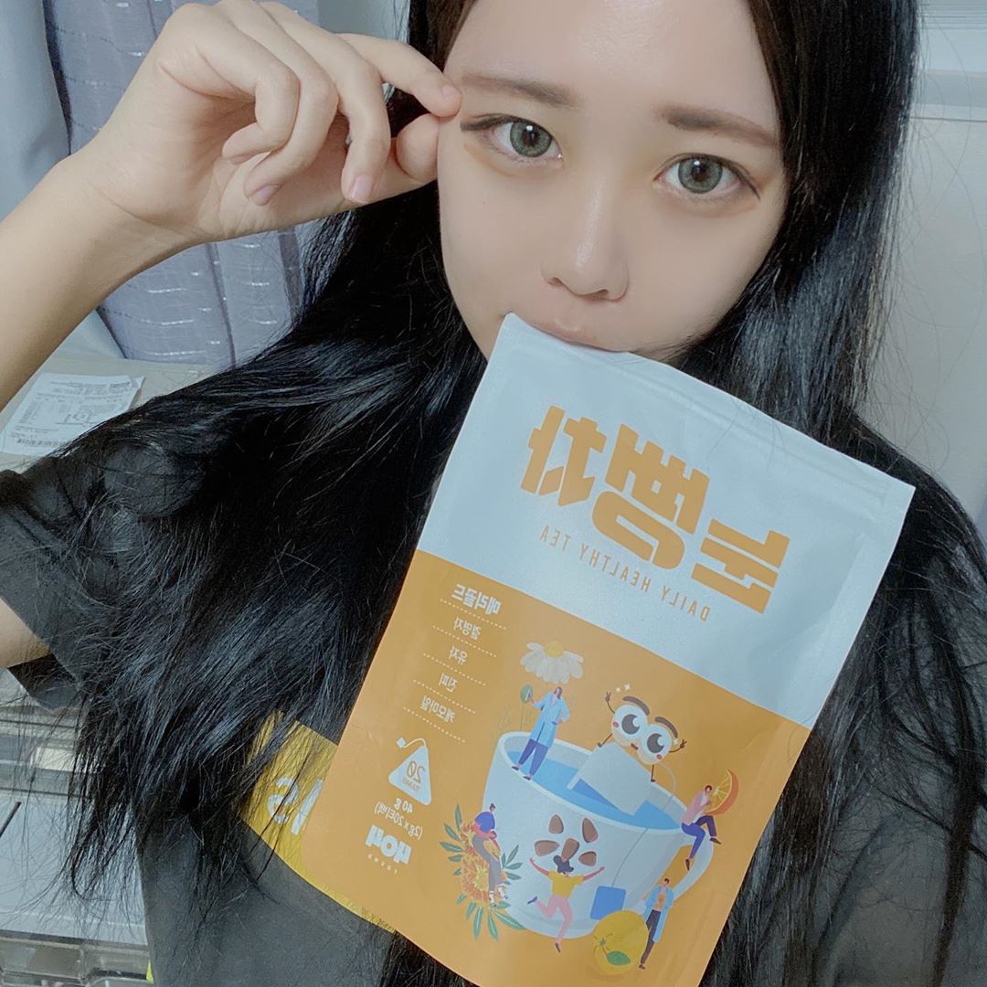 초딩 on Instagram: “빵뻥빵 눈뻥차😎 이름 너무 귀엽죠 ㅋㅋㅋㅋ 귀여운 이름 답게 개나리 같은 노오랗고 이쁜 메리골드티! 🌼🌼🌼🌼🌼 근데 메리골드에 루테인 성분이 풍부해서