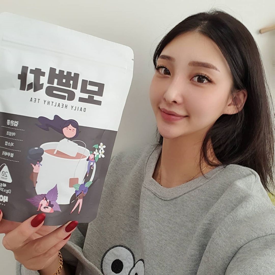 김진선 on Instagram: “. 이제 모발도 챙겨야하는나이🤣 모발에 좋다는 어성초, 검은콩, 자소엽, 블루베리가 최적으로 블랜딩되있어서 따뜻하게 차로 마셔도 좋지만 전 물대신 마시고있어요!