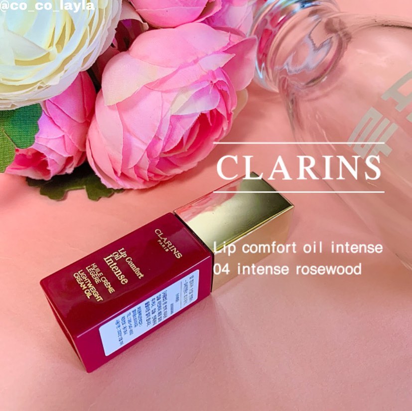 CLARINS lip comfort oil intense
#04 intense rosewood

오늘 소개해드릴 제품은 #크라랑스 의 립 컴포트 오일 인텐스! 04호 인텐스 로즈우드 색상입니당

이름처럼 쫀쫀하고 오일이 함유되어 매끈하게 발리고 유리알같은 느낌으로 연출 가능해요💫

한 번의 터치로 입술라인까지 발라줘 풀립을 연출하거나 입술 안쪽부터 물들이듯 발라 그라데이션 립을 연출할 수 있어요!

색상을 카메라에 담는데 예쁜 회색빛이 섞인 로즈색 그 자체였어요!

장미에 회색 한 방울 들어간 느낌으로 잘 보여드리고 싶어 비슷하게 편집을 하는데도 예쁜 느낌이 덜 보여 아쉽네요 ㅠ ㅠ😂

짠 발색하고 유리알처럼 보이는 영상 확인해보세용🥰

그리고 저는 그라데이션 립으로 연출해봤어요😍😍

#2020클라랑스오디션  #클라랑스 #clarins #크라랑스인턴