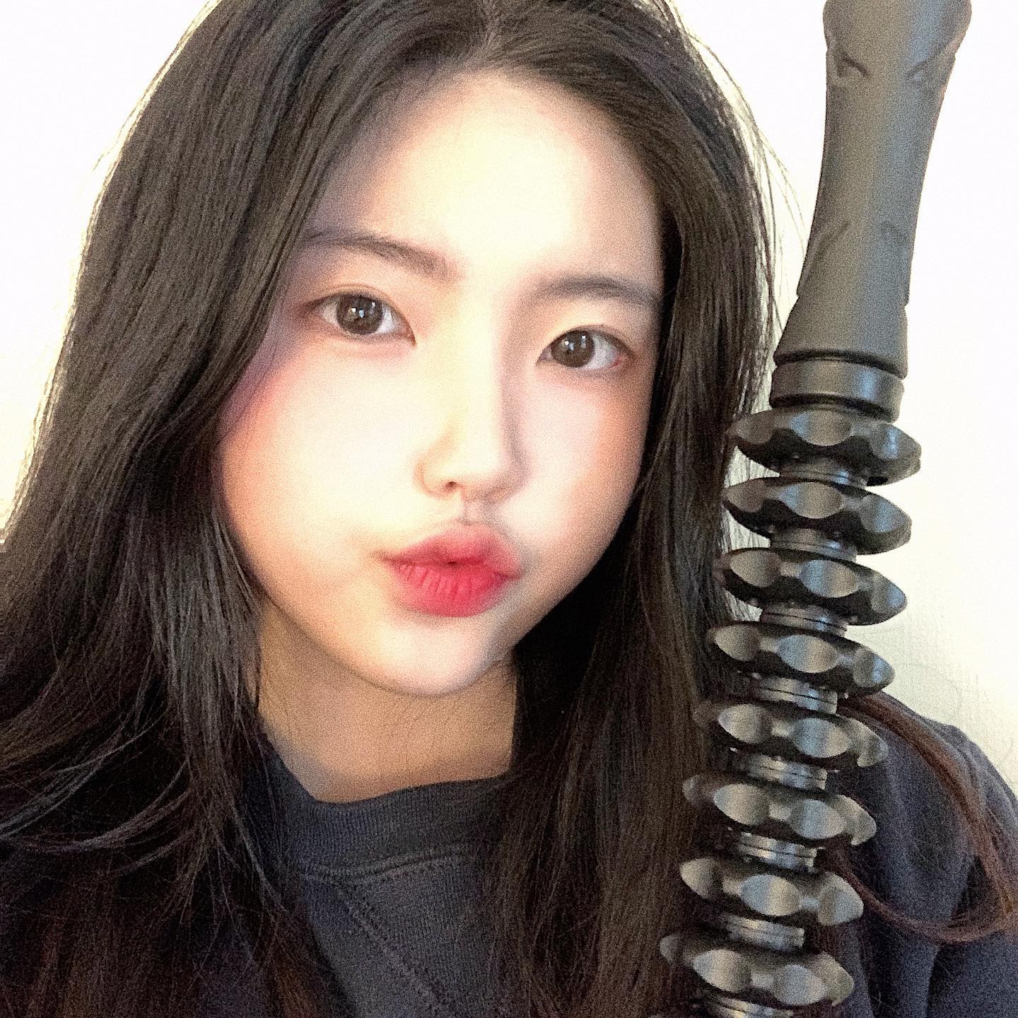 #협찬

사무실에서 일하다보니 하루종일 앉아있는터라
다리가 자주 저리고 부어요ㅠㅠ
요 붓기를 그때그때 못 빼주면
알이되서 뭉치더라구요...🤦🏻‍♀️
그래서 #일상공감마사지롤러 로
열심히 문질문질 해줬어요!
워낙 많이 뭉쳐서 아프긴했지만
단단했던 종아리 알이 말랑말랑해지고
종아리가 슬림해졌어요🤭
집에서 손쉽게 하는 셀프 마사지로
하체는 물론 상체까지 올바디 케어해요🖤

dailygonggam_official 

#일상공감 #일상공감마사지롤러 #마사지롤러 #마사지스틱 #마사지 #마사지기 #전신마사지 #셀프마사지 #뭉친근육풀기 #종아리마사지 #집중관리 #목마사지기 #허리마사지 #어깨마사지 #뭉친어깨 #군살정리 #등마사지 #종아리알빼기 #발바닥마사지기 #다리라인 #셀프케어 #지압효과 #가벼운몸 #매끈한 #바디라인