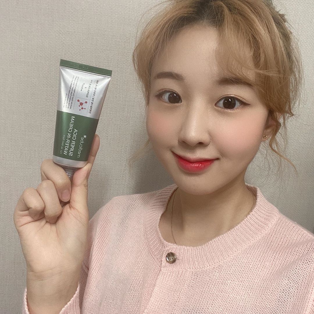 이수현 on Instagram: “시험 기간+오랜 메이크업으로 얼굴에 여드름 안생기는 피부인데.. 지금 폭탄 맞았어요ㅜㅜ 콜라겐 제품 보내주시면서 시카 제품도 메티큐브에서 협찬해주셨습