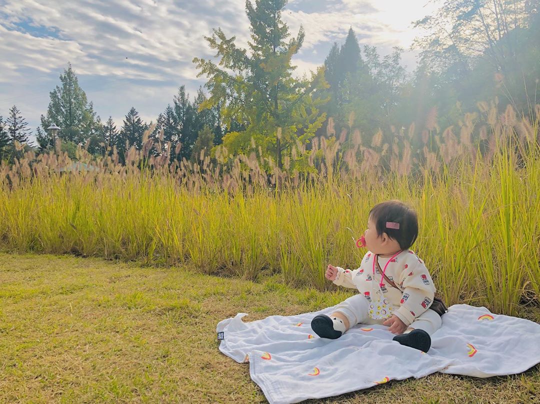 사랑스럽잖아윤 🤎 on Instagram: “아유니 가방 귀엽죠 구찌 지갑과 루이비통 가방끈의 콜라보