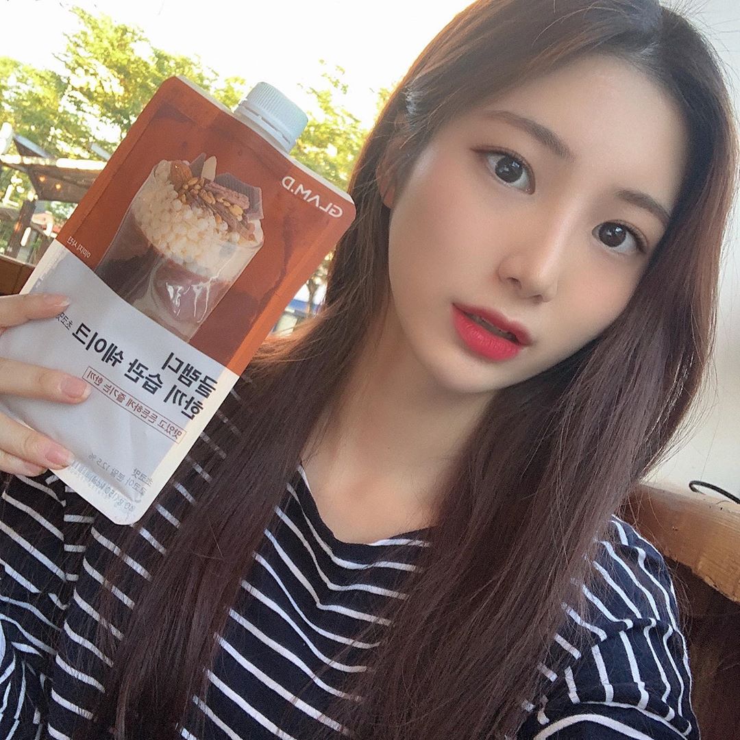 아현 on Instagram: “#제품협찬광고 식사대용으로 먹는 쉐이크🤍 한포만으로도 포만감이 느껴져서 아침대용으로 먹기에 좋아용 중간중간 씹히는 시리얼이 존맛탱구리🍫🍫 #글램디 #