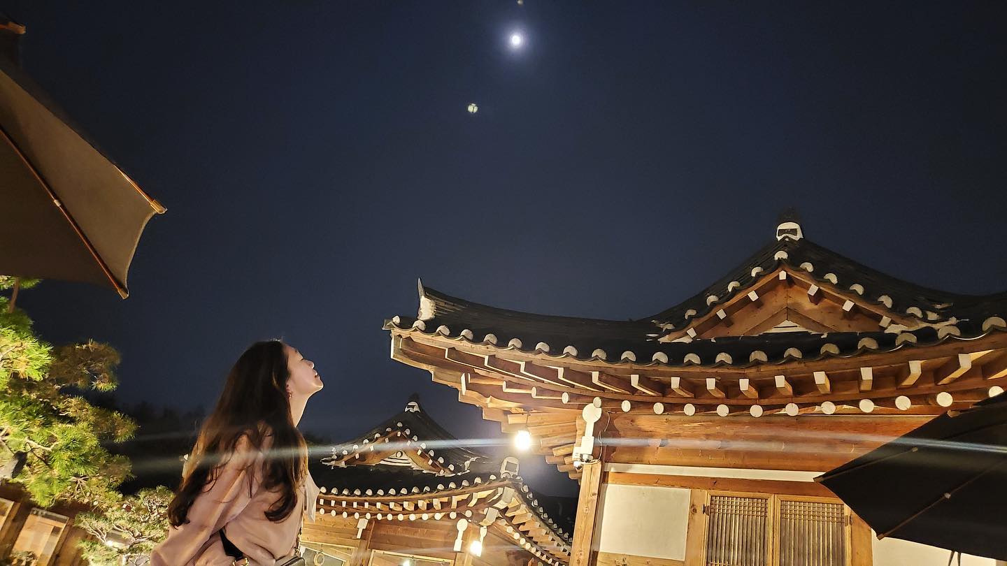 🌕
달 좋아하는 어른이
화성 진짜 밝다 😳
감탄했는데 확대해보니 반사된 빛🙄
어쨌든 예쁜 밤하늘
_
#보름달#블루문#미니문#화성#밤하늘
