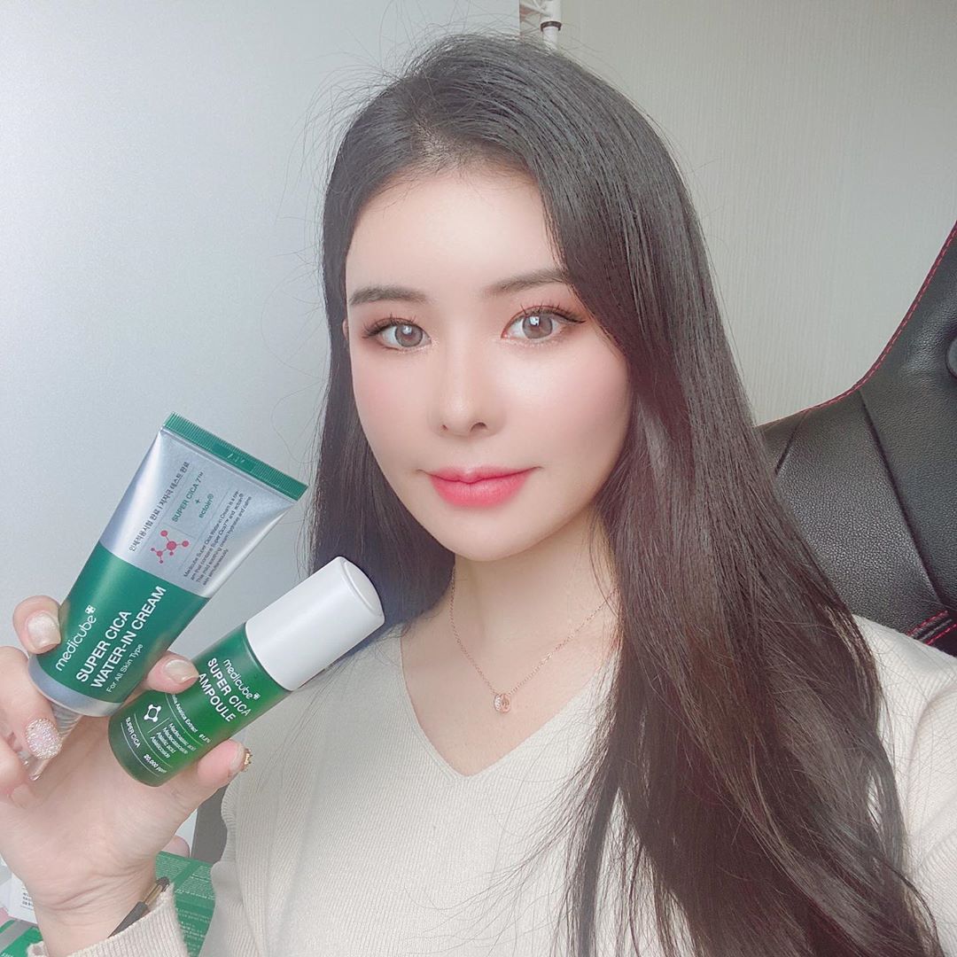 루나Lunar🌙 on Instagram: “#협찬 메디큐브 슈퍼시카 2종 사용해봤어요:) 끈적임 없이 촉촉하고 진정되는 효과가 좋은 것 같아요! 용기도 위생적이어서 맘에 들어요👍 . . .…”