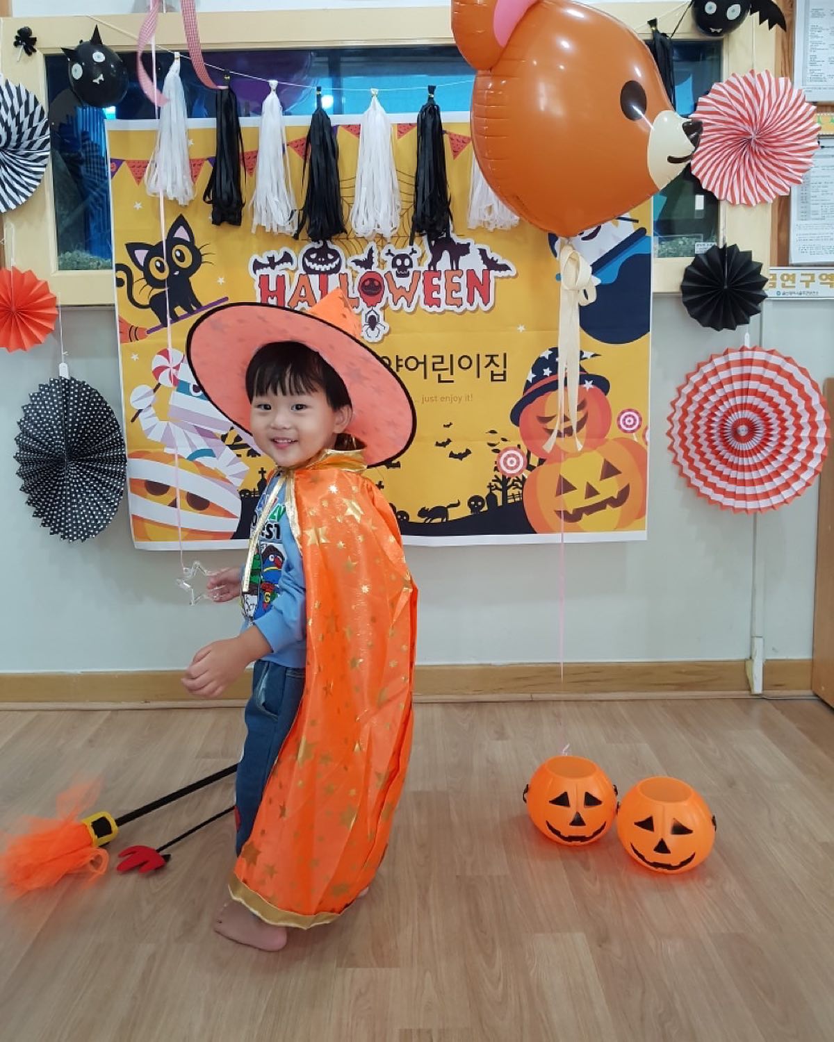 ㅋㅋ울 귀욤둥이😘❤️
얼집 할로윈 파뤼~🎈
신나보여 ㅋㅋ💕😁

#할로윈파티🎃👻 #얼집행사#개구쟁이#마법사의할로윈 #세상귀욤#사랑해❤️