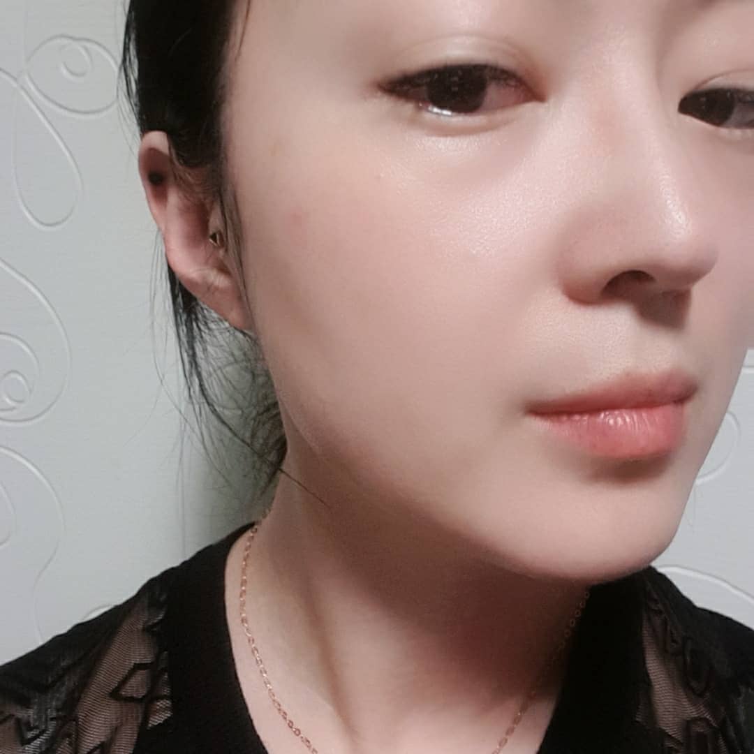 YC.Fit♡ on Instagram: “#광고 세안 후에 제일 먼저 바르는 #메치니코프 #유산균 가득한 토너~ 4가지 프로바이오틱스와 프리바이오틱스까지 유상균과 함께 보습엔 필수 #히알루론산 때문에 살짝
