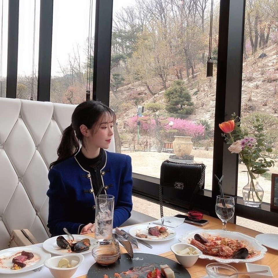Susan on Instagram: “가을이다 가을🍂 사진찍는내내 영이가 피부더좋아졌다고 칭찬해줘서 기분ᄌ