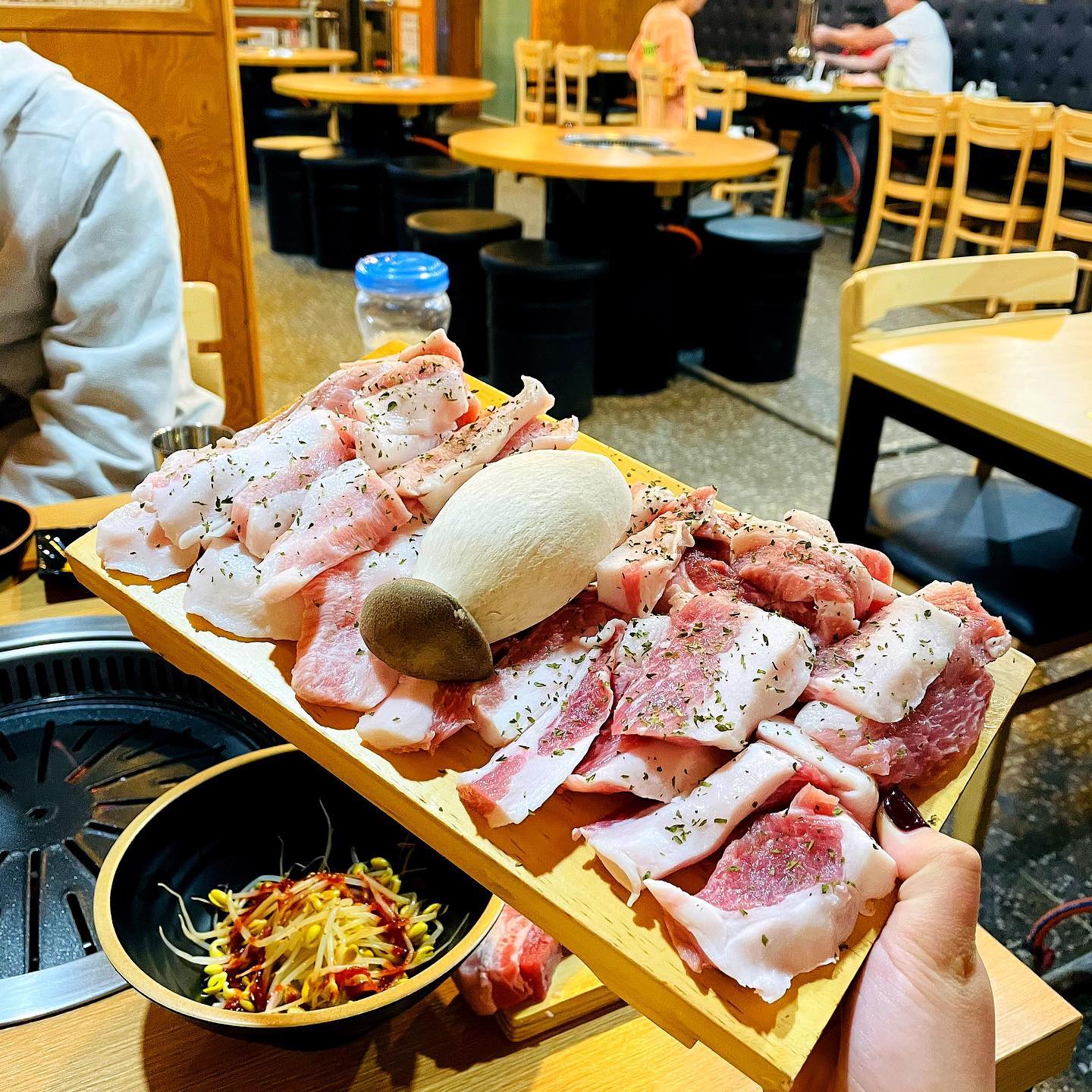#협찬 #유진축산물직판장듀록 #듀록 

일요일 저녁 마무리는 고기로 🐷
뜬금없이 밑반찬 콩나물국이랑 사랑에빠진 가온이
고기도 엄청 먹어대기 ㅋㅋㅋㅋ

덕분에 헬요일 잘 버텼다 ✌️