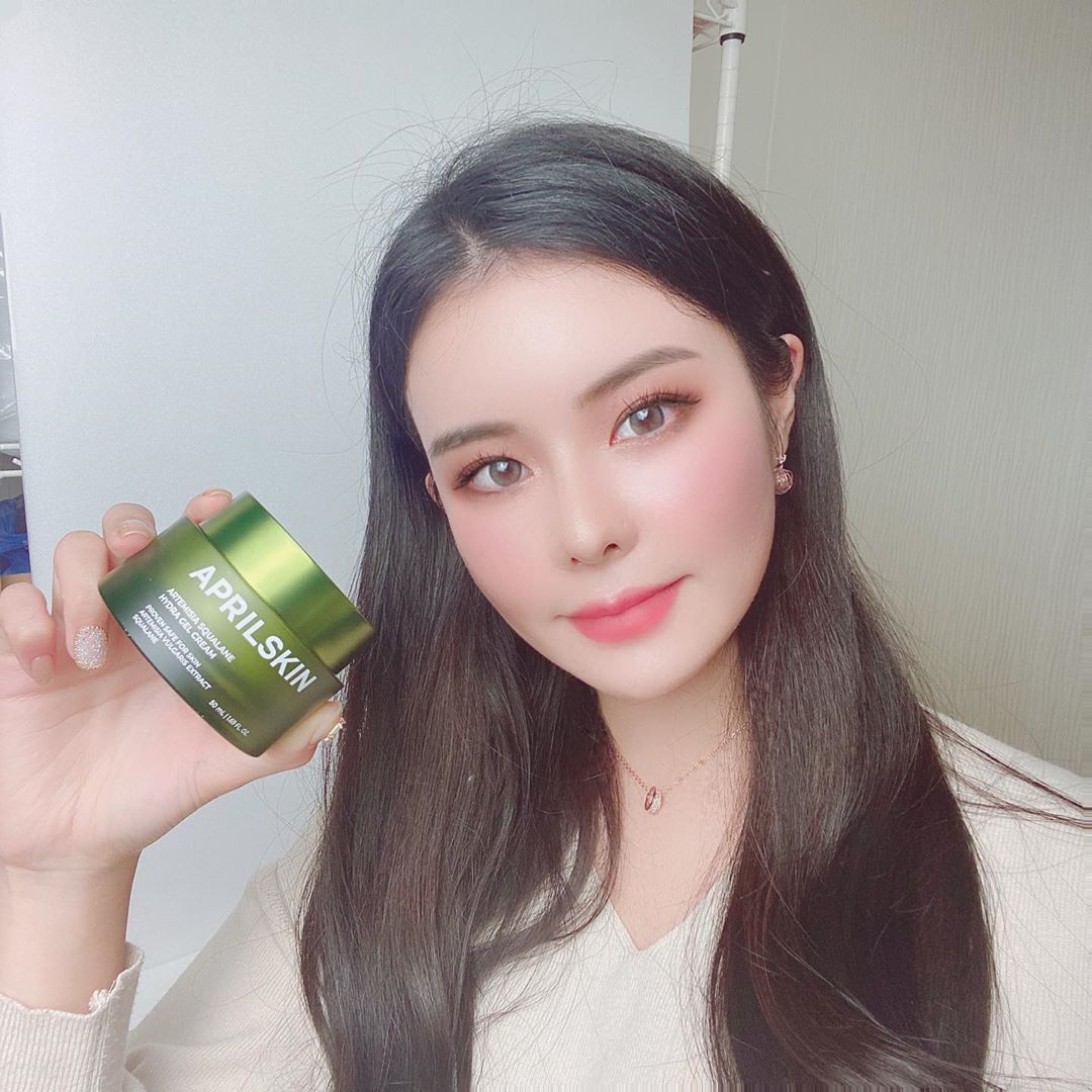 루나Lunar🌙 on Instagram: “#협찬 #광고 [쑥 스쿠알란 하이드라 젤 크림] 필링 후 피부에 수분과 진정을 주는 크림! 산뜻한 제형이라서 좋은 것 같아요:) 해외에서 입소문난 쑥떡토너에 수