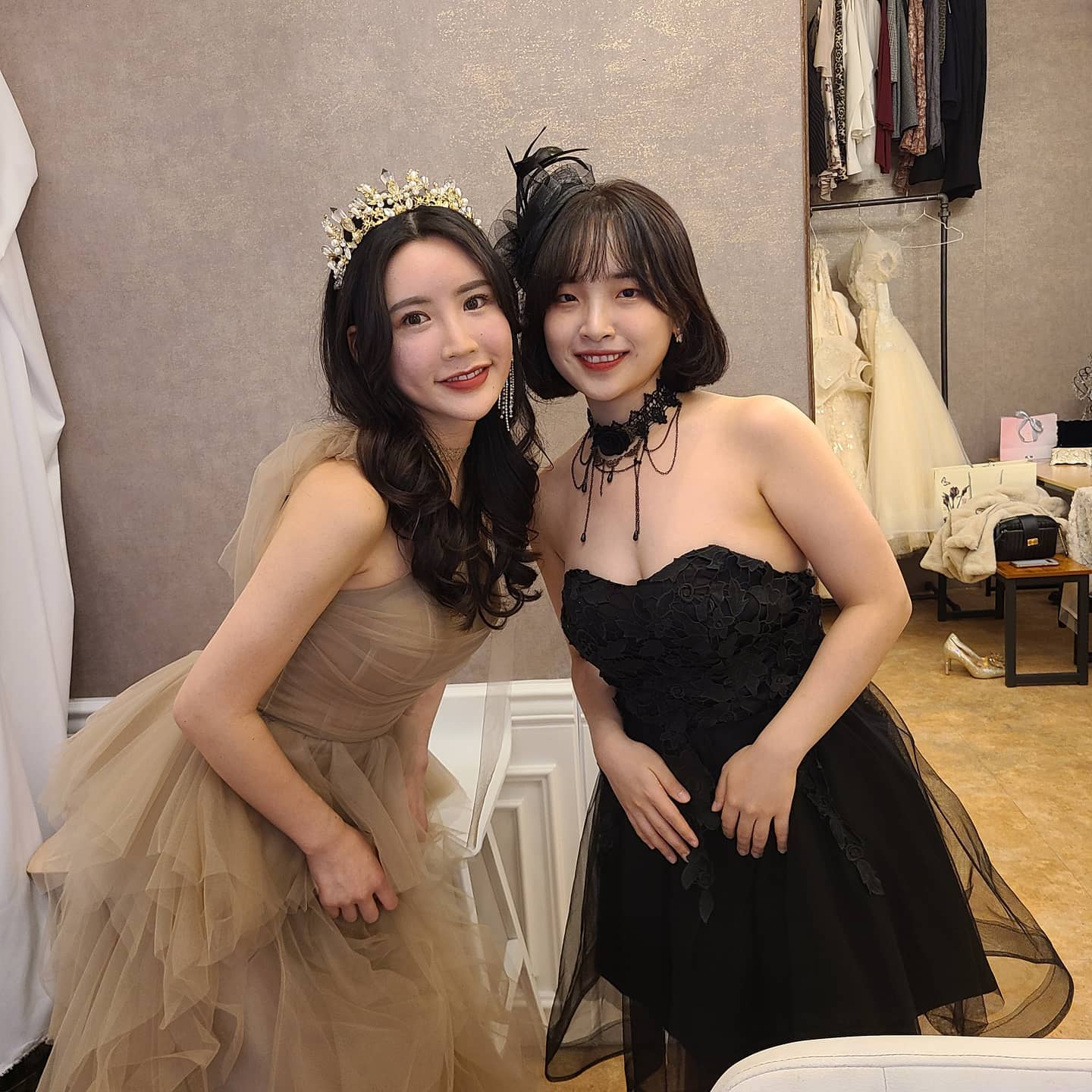 [라피아 스튜디오]

한 달 전 사진이지만 이제야 풀어봐요🙂
진짜 이쁜 사진 많이 찍어서 뭘 올려야 할지도 모르겠습니다!!ㅋㅋㅋㅋㅋㅋ
그래서 피드를 그냥 여러개 쓰는걸로..?🤭🤭

저희 다음 타임 예약하신 손님분이 계셨는데요!
먼저 다가오셔서 
"사진 좀 찍어드릴까요..?"
먼저 제안해주셔서 감사히 찍혔습니다(?)🧡

모녀분이신 것 같은데 엄마랑 딸이 같이 찍어도 너무 좋을 것 같더라고요!!
딸부자인 저희집도 함 가족사진 찍어보꽈~~?? 고민입니당 😚😚

#라피아스튜디오