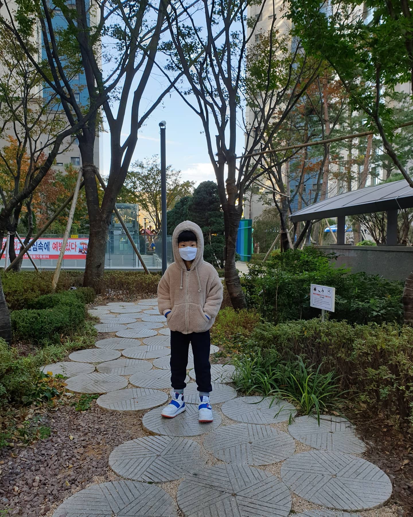 무작위 사진
#학교생활  넘 잘하는 첫째
이제야 친구사귀었다는 그래서
유치원 좋다는 둘째
이사와서  생각보다 넘 좋은 
지인들을 만나서 잘지내고 있음

친구들도 잘사귀고~
담임선생님도 좋으시고~
주4회 ㅋ 어찌 다니나 했는데
또 다니게 되네~

이대로만 쭈욱!!
#즐거운1학년생활#1학년남아#아들스타그램
#원마운트챔피언1250
#뛰어놀자#추운겨울#좋아요맞팔
#하트좋아요