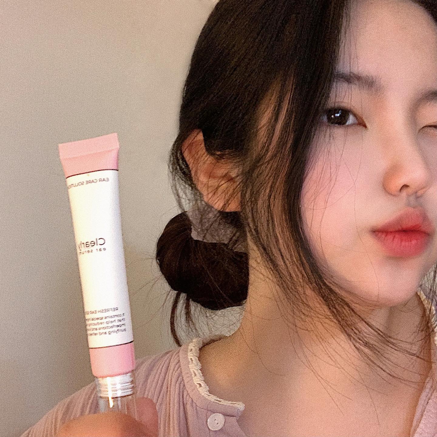 *해당 포스팅은 판매자에게 제품을 지원받아 작성한 객관적인 포스팅입니다
⠀
노래없이는 못 사는 사람인지라
항상 귀에는 에어팟이 꽂혀있어요
밖은 당연하고 집에서도 종종
에어팟을 끼는데 그러다보니
귀에서 피로감을 느낄때가 있어요ㅠㅠ
이럴 때 #클리어리이어세럼 추천드려요!
⠀
저는 소녀시대 써니님이 방송에서
사용하신 걸 보고 제품을 알고 있었는데
보면서 귀를 저렇게 관리해주는게 정말 좋을까?
이런 생각을 했었어요 근데 이게 웬걸,,,
하루에 1-2번 씩은 꼭 쓰는 것 같아용🤭
⠀
사용방법도 그냥 바르면 끝이니
너무 간단하고 귀의 피로감뿐만아니라
피지&각질&유분 정리까지 된다고해요💗
그리고 청량감이 좋은 제품이라
공부할 때나 회사에서 피곤할 때
발라주면 잠이 확 깰 정도로 시원해요🐳
전 특히 제형이 마음에 들었는데
겔타입이라 끈적임없이 촉촉하게
마무리가되서 부담없이 쓸 수 있었어요!
촉촉산뜻 그 자체🌿
⠀
#클리어리 #페이스테크 #facetech #clearly