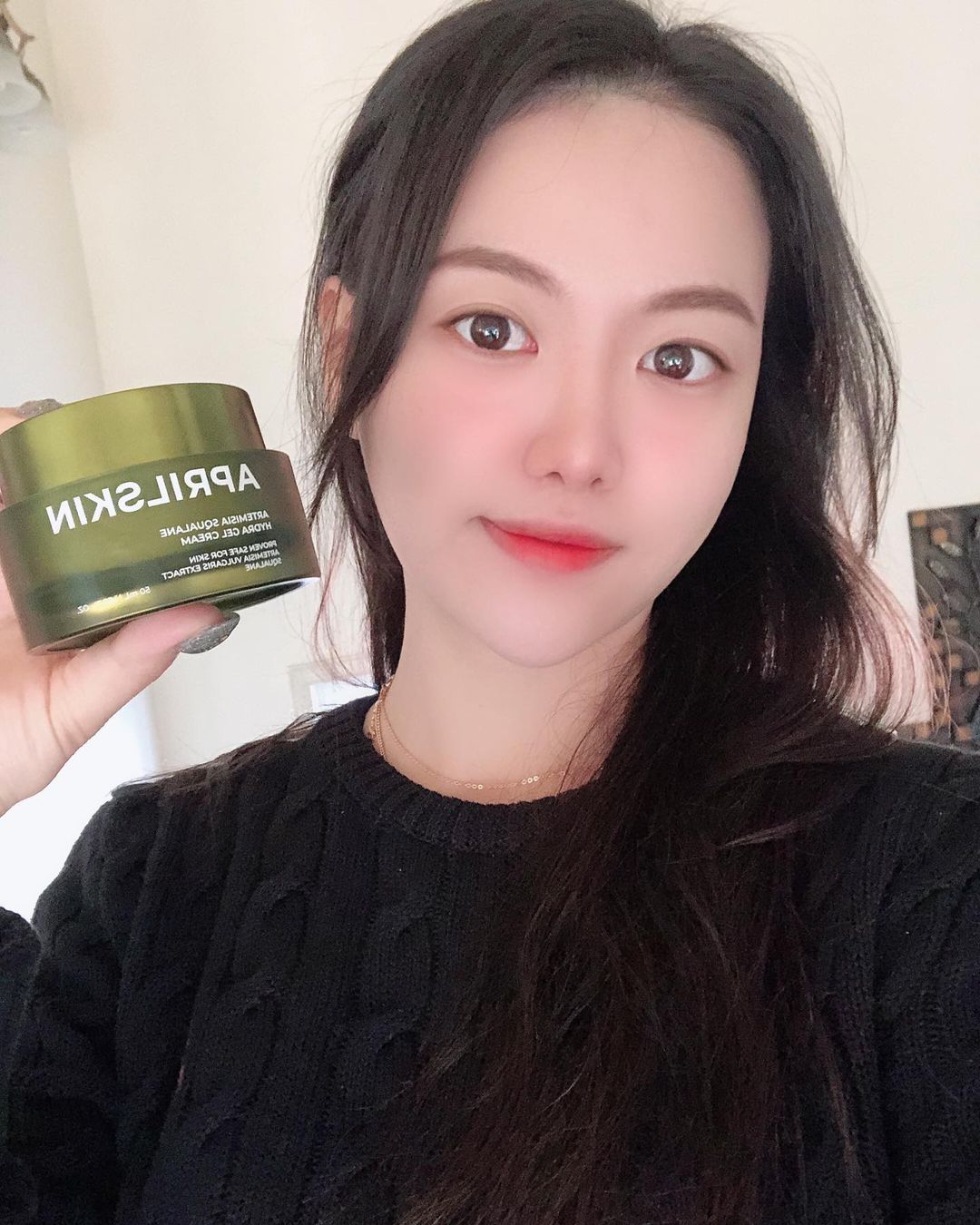 @jimneeey_2 on Instagram: “#협찬 화장할때 무겁게 바르면 밀리는데 이 크림 쓰면 촉촉하고 안 당겨서 좋아요~ 요즘 매일 이것만 바르고 출근해요!…”