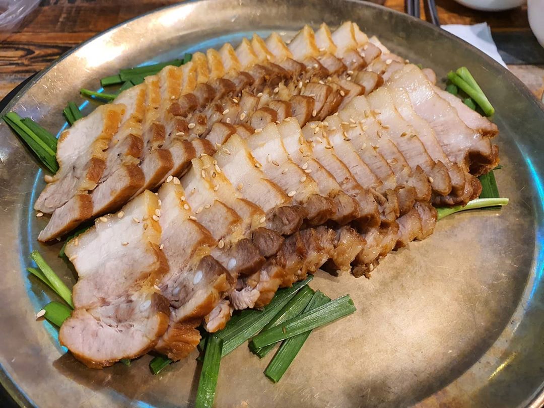 No.9 Dong Eun on Instagram: “어제 먹고 온 보쌈🥩🍖 - 오랜만에 제대로 좀 먹고 왔다 크 - 개인적으로 보쌈은 고기 잡내도 없어야하지만 무엇보다 김치 & 밑반찬이 맛있어야 한다고 생각하는데