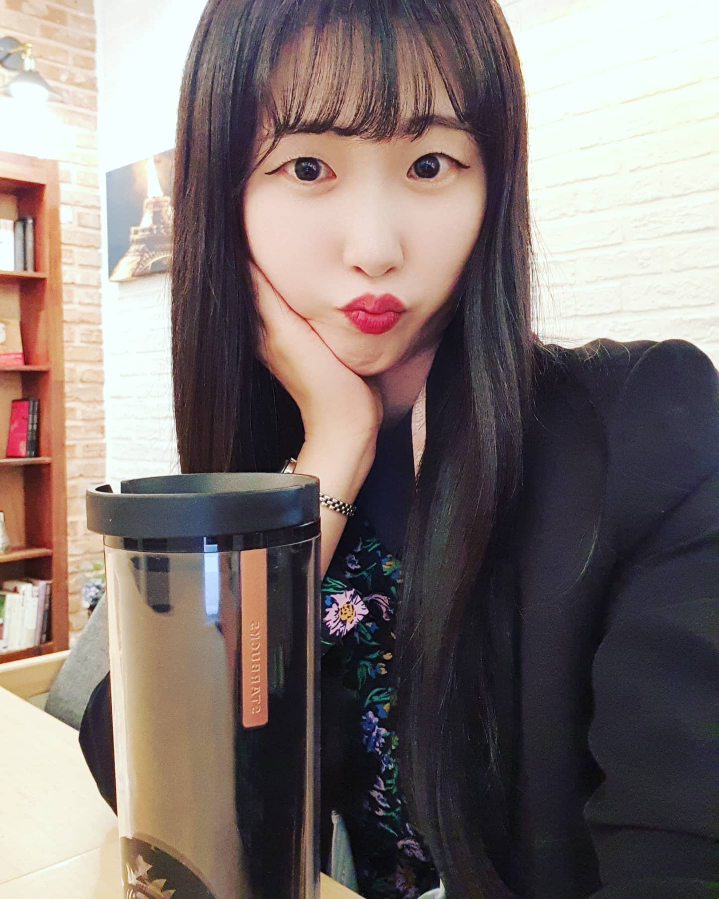 ⠀
⠀
백만년만의 셀카~🤣🤣⠀
⠀
⠀
⠀
#코로나 #카페 #못감 #카페같은 #직장 #시험기간 #곧 #끝 #cafe #아님 #금요일 #selfie #selca #셀카 #셀피 #분위기깡패 #예쁘다그램 #럽스타그램 #겨울 #러블리 #직딩 #직장인 #팔로 #인친 #소통 #좋아요반사 #일상 #데일리 #ㅋㅋㅋ #🤣