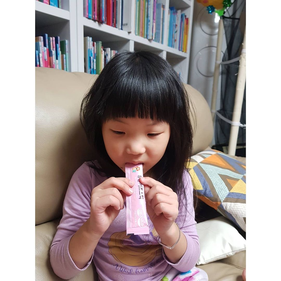SoJeong Young🎗 on Instagram: “#유한양행# 유한키즈스틱#키즈스틱# 아연 #어린이영양제#어린이영양제추천#어린이면역#면역영양제#영양제추천#키즈영양제#면역#협찬 . 캔디류,젤리류 영양제 이것저것 다 사먹여 봤지만 다 거부했던 우리예찌 한테 딱맞는 영양제를 드디어 찾았어요😭 정상적인…”
