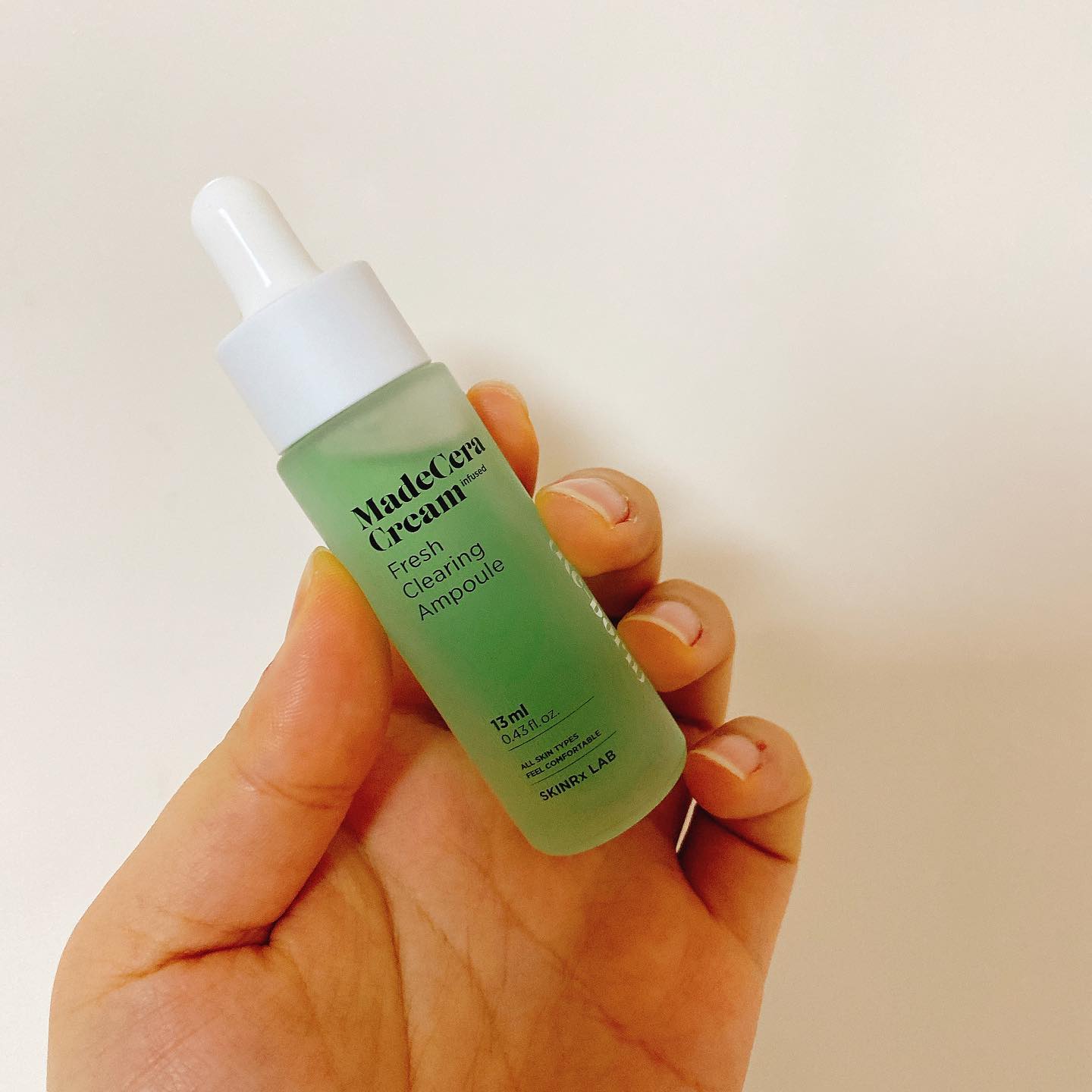 #협찬 #스킨알엑스랩 #skinrxlab #여드름화장품 #환절기피부 #프레쉬클리어링앰플 #와사비앰플 #시카앰플 #진정앰플 #수분앰플 #앰플추천

skinrxlab

[스킨알엑스랩] 프레쉬 클리어링 앰플
트러블, 피지, 모공케어, 각질, 피부진정, 보습 토탈솔루션 앰플!!!
갑자기 올라온 트러블 때문에 스트레스라면 꼭 사용해보세요.

* 트러블 진정에 효과적인 고추냉이뿌리추출물, 티트리, 어성초 성분이 포함
* 트러블 뿐만 아니라 피부진정, 각질, 피지, 모공케어까지 토탈솔루션 앰플
* 피부저자극 테스트 & 여드름 임상실험완료
* 트러블에 효과적인 마데카소사이드 900ppm함유
* 피부에 즉각적인 쿨링감을 선사하여 빠른 진정효과
* 고추냉이향이라 거부감이 들었지만 베르가모트 오일이 함유되어 있어 고추냉이향은 찾아볼수 없고 좋은향이 남
* 끈적임이 전혀 없고 윤기있고 촉촉함이 오랫동안 지속