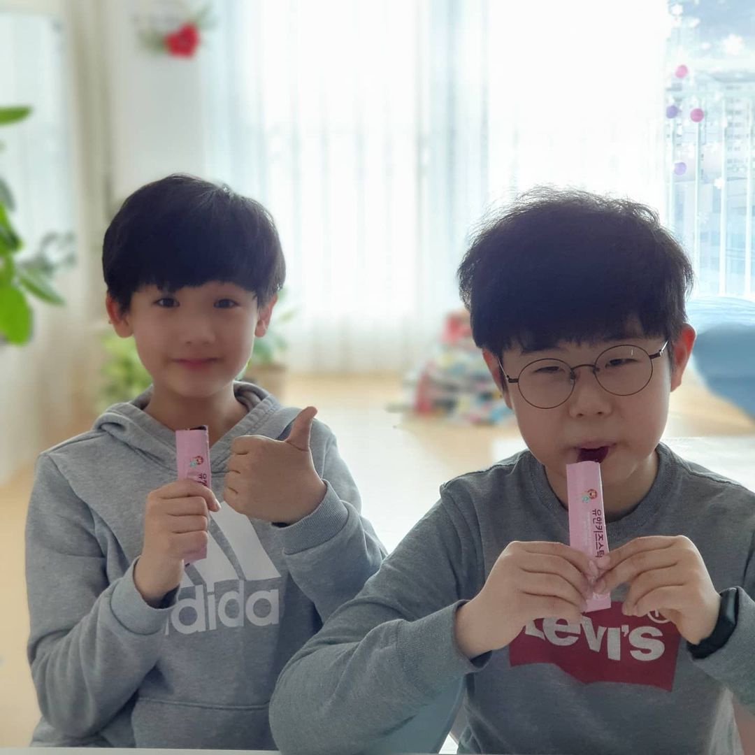 현이네이야기 on Instagram: “#광고 #제품협찬 요즘 같은 시기에는 아이들 면역이 참 신경이 쓰이는 시기이네요~ 현이들은 정상적인 면역 기능에 필요한 아연이 들어간 키즈아연스틱을 먹고 있어요. 아연은 정상적인 면역기능에 필요한 성분이라고 하니 꼬박꼬박 챙겨서…”