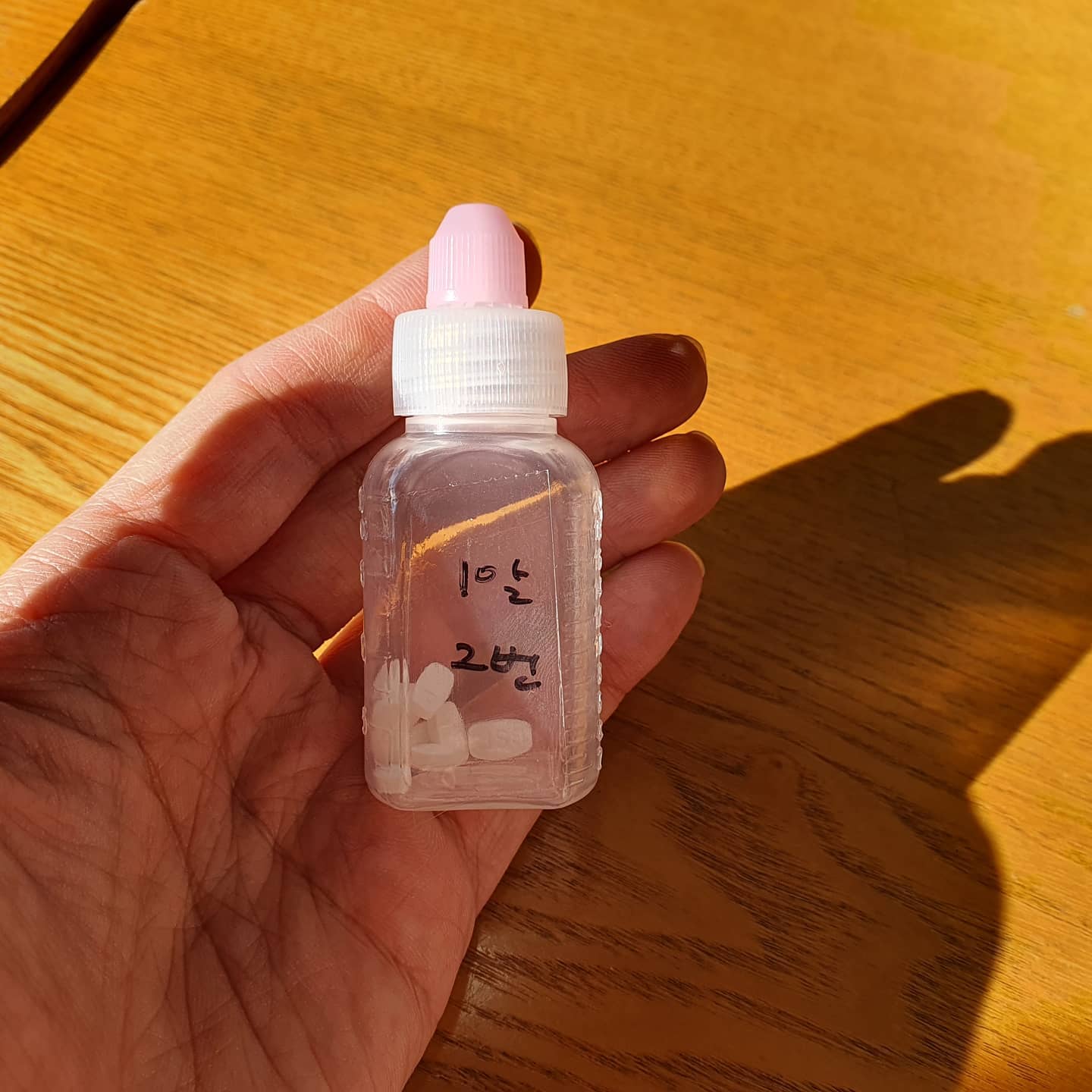 주말 잘보내고 계신가요~🤗
전 #몸이안좋아서 #병원에 다녀왔어요🤢

짜증이 나니까
✔안압이 오르며 미열이~~
✔뒷목이 땡기며 어깨랑 두통
✔화를 내니 흉통

#고혈압인가 #심장병 인가 불안해서 
병원에다  #증상을 말하니
#정신과상담 을 받는게 나을거같다며 ㅋㅋㅋㅋ
#홧병 이라네요 🤪

마음의 안정이 필요하다며
#심신안정제 받아온👌

코로나 대박이쥬~♡조심조심하시고
주말 잘보내시와요💕
답방는 홧병으로 천천히 갈게요🤪

#정신병 #넘예민해 #홧병주의 #약처방받고 #심신안정을위해 #요양을 #주말잘보내세요