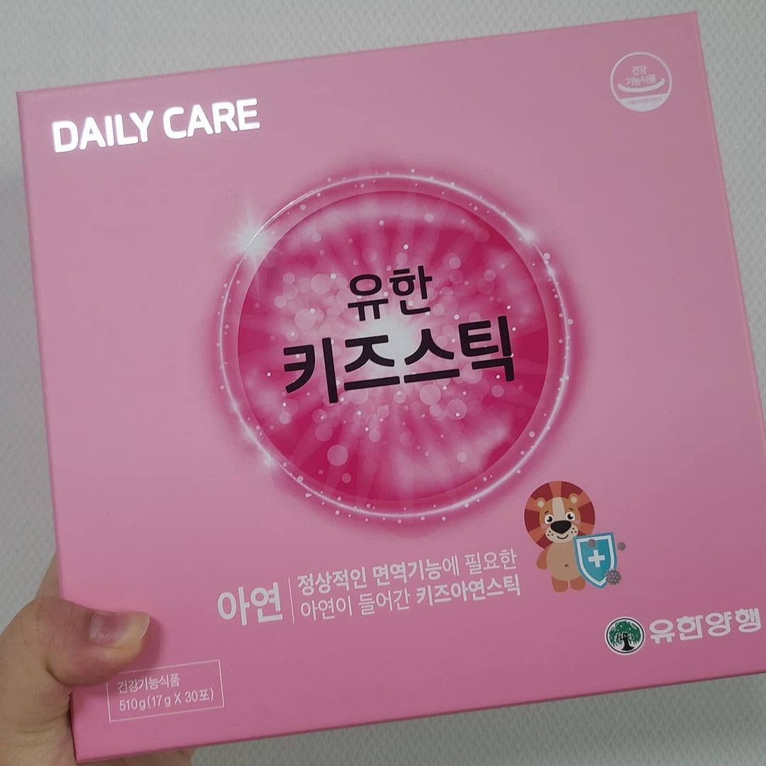 승우 on Instagram: “정상적인 면역기능에 필요한 아연이 들어간 키즈 아연스틱 입니다 아연은 체내 여러가지 효소와 호르몬을 구성하는 구성 성분 중 하나인데요 정상적인 면역 기능과 세포분열에 필요한 영양소가 바로 아연입니다 유한 키즈스틱은 알약이 아닌 부드러운 젤리…”