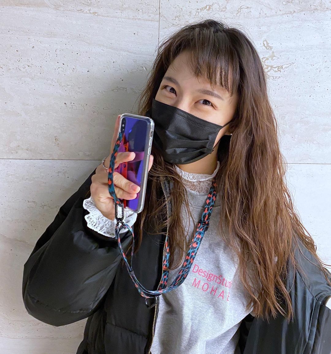 희타 on Instagram: “아이폰 12로 바꿀까 고민끝에 좀 더 쓰기로 결정. 결정한 기념으로 폰케이스 바꿈. 기왕 바꾸는거 목에 걸고 손 스트렙도 가능한 #하이루프 했더니 가방 들고 나갈 일이 별로 없다는…”
