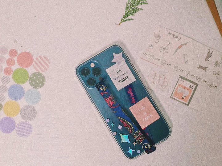 ᴋɪᴍ ʏᴇɴɴʏ on Instagram: “✲#협찬 #하이루프폰스트랩 으로 나만의 핸드폰케이스 #꾸미기 🎨 스트랩에 좋은케이스까지 보내주셨땅 >< 이제는 뒤에 스트랩이 있어서 덜렁거리고 핸드폰을…”