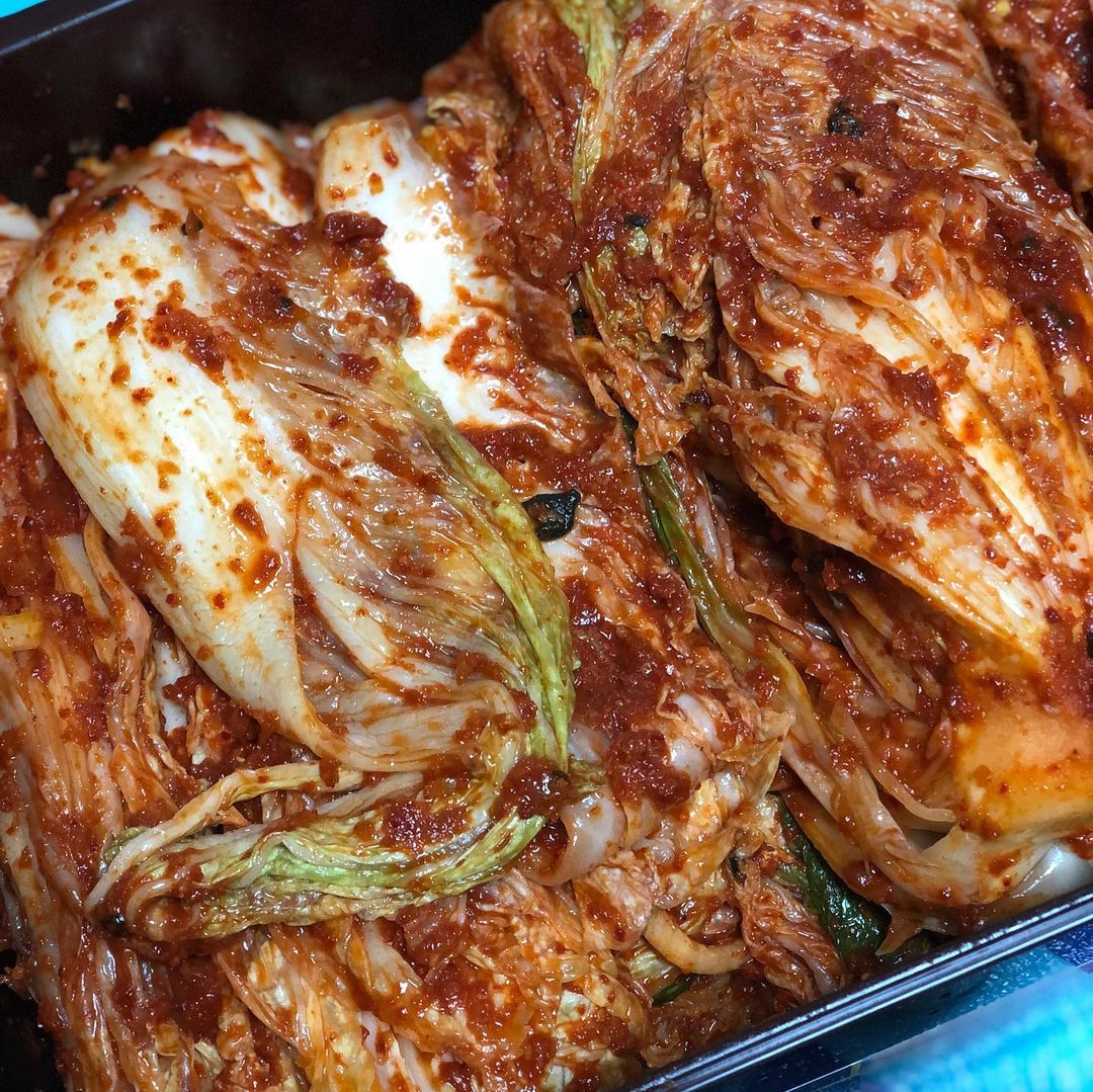 JiHyun on Instagram: “#협찬 - - 저번주에 김장을 했는데요 나가네 해남 절임배추로 이번엔 해봤어요ㅎ 짜지않고 아삭한 식감의 싱싱한 배추로 아주 맛있는 김장을 했어요 가족들이 함께 재배하고 절임과정까지 속임 없이 판매하는 나가네 해남 절임배추로 조금 더 편하게…”