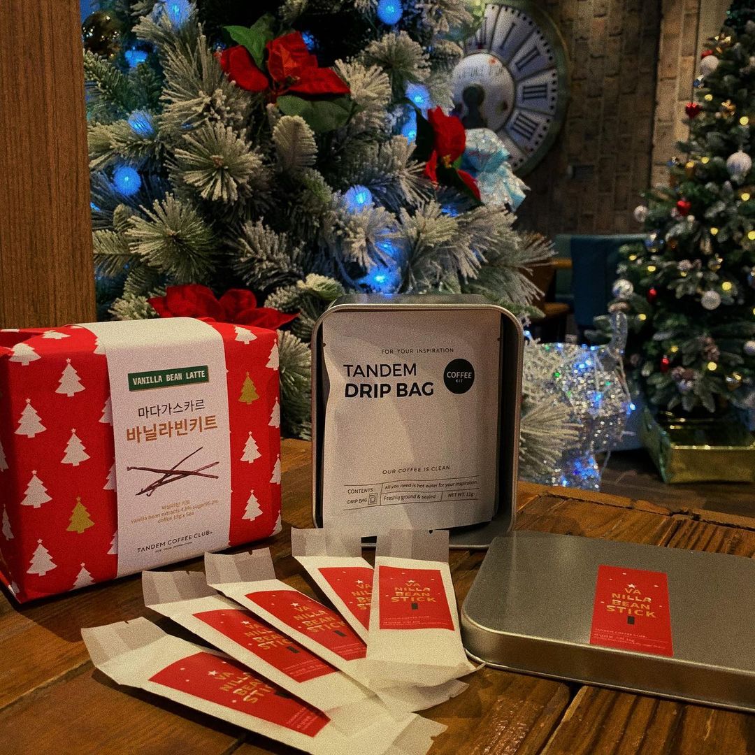 지브래드 Gbread on Instagram: “#광고 집에서 즐기는 연말 홈카페 분위기🎄 탠덤커피클럽에서 출시 된 바닐라빈 키트를 소개해드릴게요 ! 선물용으로도 좋고…”