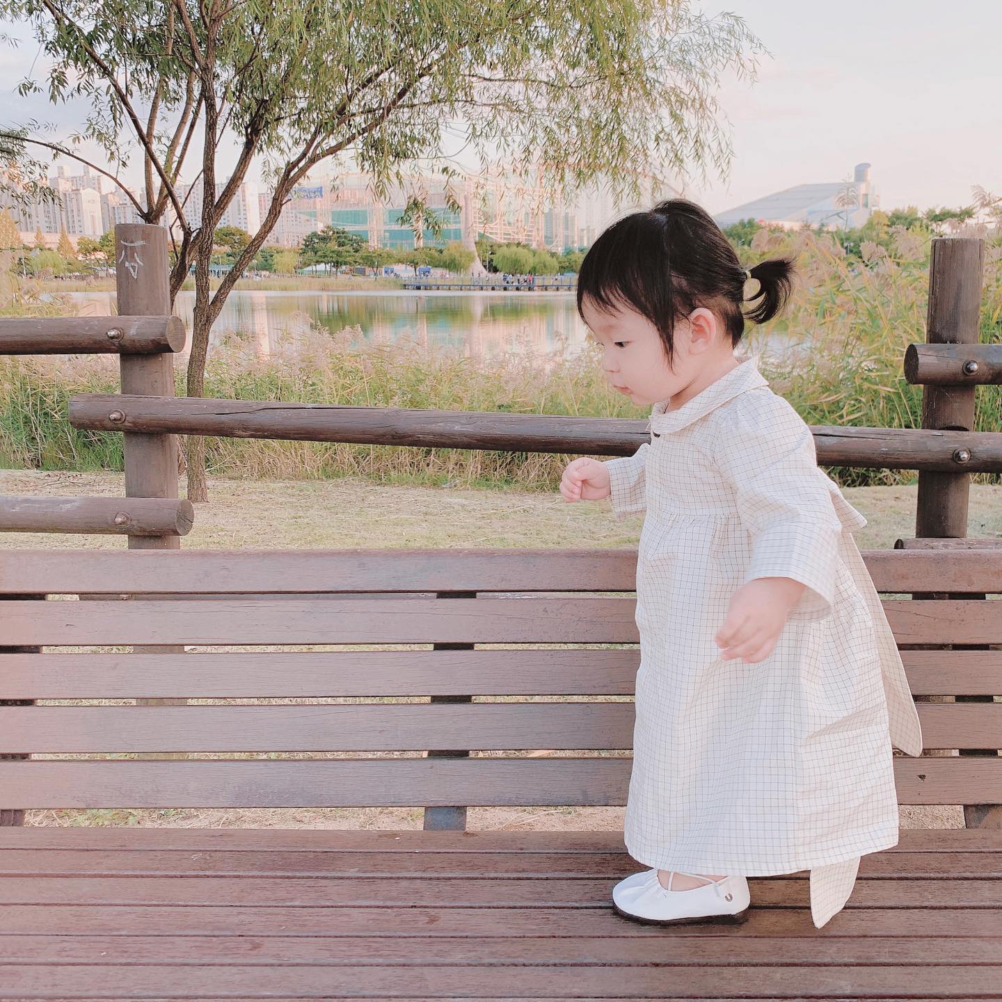⑅
가을가을할 때 찍었던건데
이제야 올려보는..༎ຶ⌑༎ຶ
왕리본이 뽀인트인 #깁미마켘 아몬드봉봉 원피스﹏⋈
⠀⠀⠀⠀⠀⠀⠀
너무 예쁘고 샤랄라해져용 ¨̮
한 번밖에 못입어서 아쉽..
내년까지 가능하려나요ㅎㅎㅎ
⠀⠀⠀⠀⠀⠀⠀
+
머리카락이 쭉쭉 자라니
양갈래에 이어 하나로 묶기까지 가능해졌..⫬⫬
⠀⠀⠀⠀⠀⠀⠀
 ⠀ᵗʱᵃᵑᵏઽ ╮
 ⠀⠀⠀givememycake_plz
⠀⠀⠀⠀⠀⠀⠀
#기브미마이케이크 #아몬드봉봉 #아기원피스 #원피스 #14개월아기 #아기옷 #아기패션 #딸맘 #딸맘소통 #육아맘 #육아맞팔 #아기옷장 #왕리본 #리본원피스 #겨울 #가을느낌