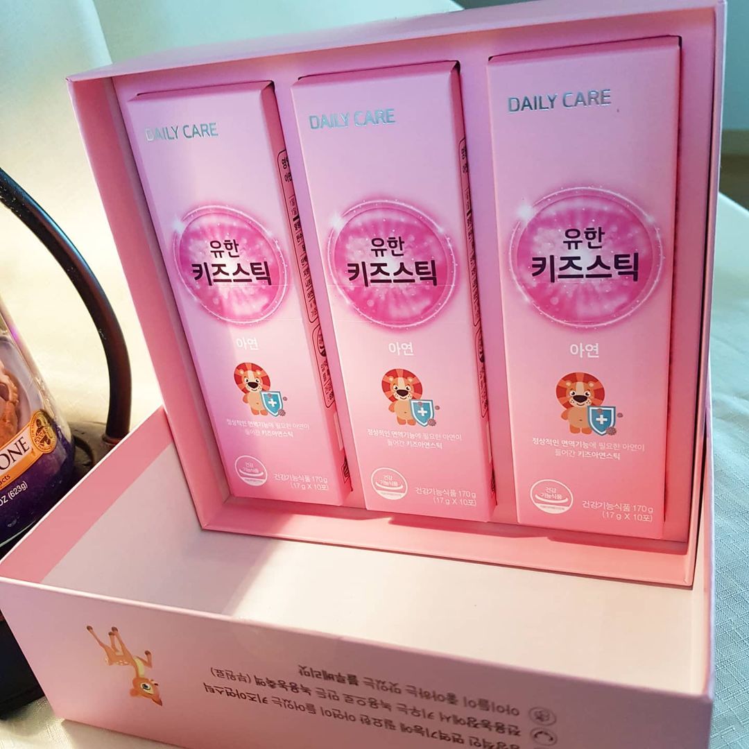 🦸‍♀️슈퍼우먼찌니네🦸‍♀️ on Instagram: “#협찬 #유한키즈스틱 코로나가 진정이 되기커녕 점점 더 심각해지고 있어요.ㅜㅡ 애들이 학원도 못가고 온종일 집에만 있어야하는 안타까운 현실입니다.😭😭 . 어차피 이렇게 된거 아이들 건강에 더 신경써줘야할거 같아요. 지금 시기에 가장 필요한거 잘먹고…”