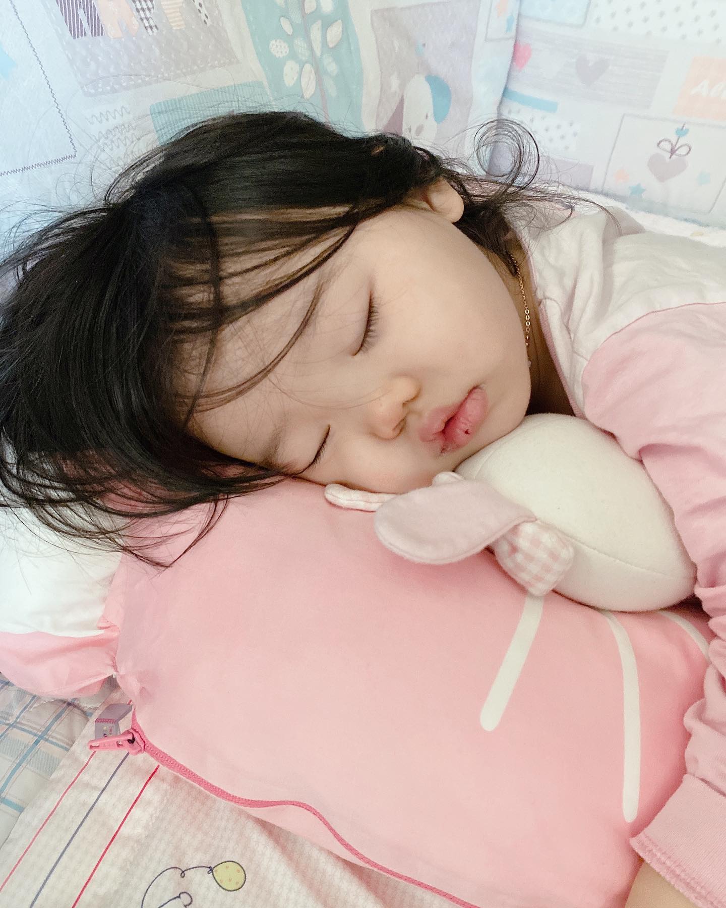 아가들 잘때 너무이쁘지않나요?
진짜 잘때는 너무천사같아요💕
아침부터 엄마심쿵😘

#도치맘