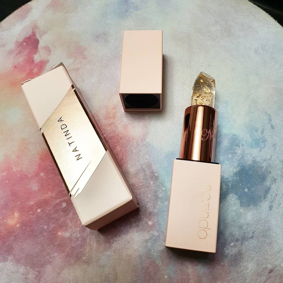 BLAIR JUNG 👸🏻 on Instagram: “#협찬 협찬품이지만 너무 마음에드는 나틴다 매직 타투 골드 립스틱💄 입술의 온도와 수분에 따라 색이 변하는 그런 신기한 투명 립스틱이에용ㅎㅎ 보기에는 투명에 골드가 박혀있어서 너무 이쁜데 저 진짜 입술도 건조한데 얘 바르면 립밤 따로…”