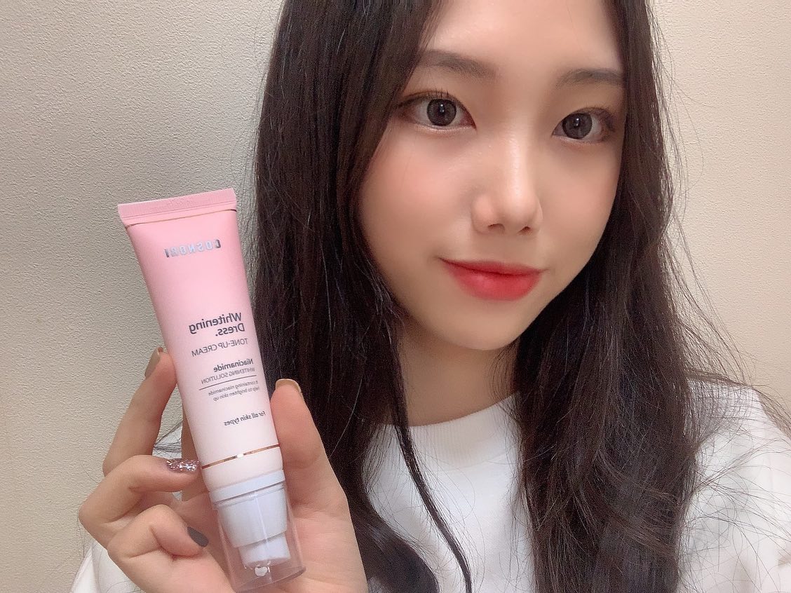 요즘 매일매일 바르는 #코스노리 #미백크림 
건조하지 않고 촉촉한데 왕벚꽃 추출물이 가득해서 피부에 자극적이지 않았음!!
그리고 자연스럽게 톤업되서 #쌩얼메이크업 에도 좋을듯!!!
