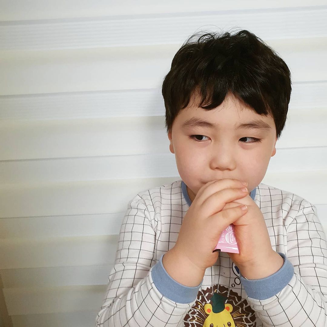 𝓼𝓸𝓵'𝓼 𝓭𝓪𝓲𝓵𝔂 on Instagram: “#협찬 젤리라면 너무 좋아하는 솔이! 탱탱한 젤타입에 블루베리맛으로 너무 맛있는 아연스틱! ⠀ 약국에서 보통 홍삼젤리는 자주 보앗는데 아연스틱이 나왔더라고요😋 너무 잘 먹는 솔이~ ⠀ 아연은 정상적인 면역기능과 세포분열에 도움이 되어 영양소로…”