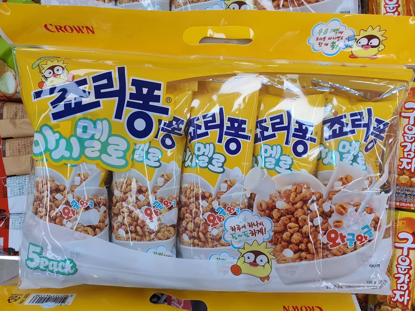 #마트가서 귀엽길래 #충동구매한
#조리퐁마시멜로 🤗

그냥 #조리퐁 에 #마시멜로 
코딱지만 한 게
들어있어요🤪

답답해서 그런가 자꾸 쓰잘때기 없이 
#충동구매 중이네요
😂😂😂😂😂😂😂😂😂😂😂😂😂

 #고양시
확진자는 어마어마한데
동은 말 안 해주고 계속 문자만 오는데

울 동네
어디 어디 확진자 나왔다해서 깜놀...😱

내가 간 곳들이 확진자가 나왔더라고요
🐶무섭
조용히 #집콕 해야겠어요~😭

확진자 넘 많이 늘어나니 조심하시고
저녁 맛나게 드세요💕

#미친코로나👿
#짜증난다 #고양시짜증 #동은말해달라 #개무섭 #집콕이로구나