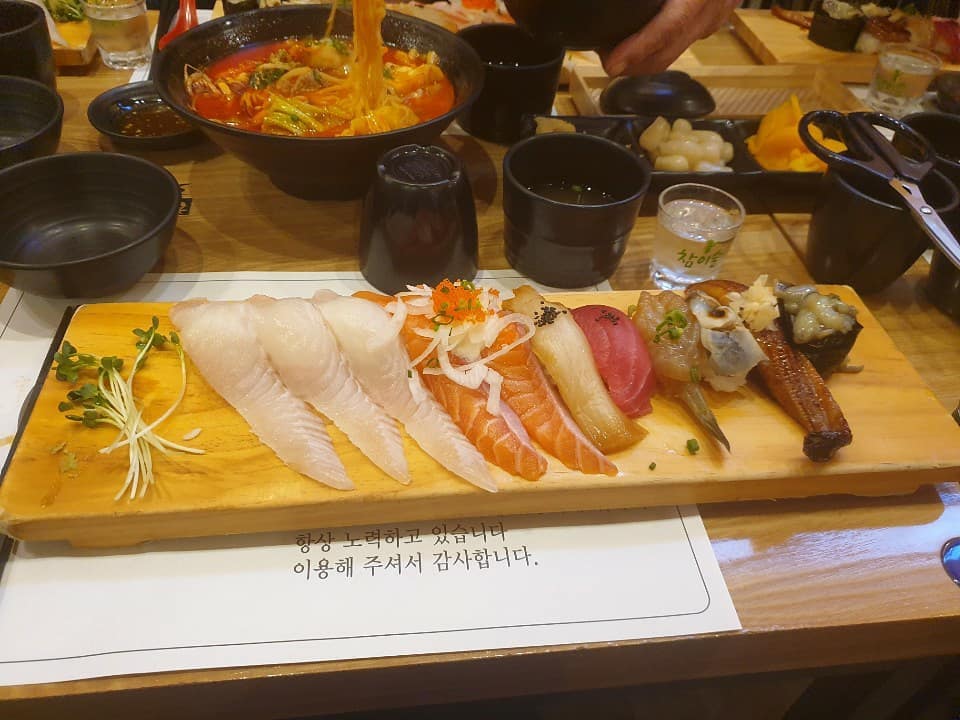 #금요팅

저녁 먹고 온다는 남편!!!
부러워서 혼자 ㅊ먹지 말고 
내 것도 사 오라 하니
#초밥포장 해서 왔네요💕

인친님들 피드에 #초밥사진 볼 때마다 넘 먹고 싶었는데🤢
드뎌 먹는 #초밥 💕

#술한잔하고 싶은디 
남편은 자고ㅜㅜ
오늘은 술 참아야겠어요😭

울님들 즐거운 불금 보내시와요♡
애들하고 같이 있어서 답방은 천천히 갈게요😂🤣

#초밥이다 #남편땡큐 #초밥맛나다 #술땡겨 #잠깐행복했다 #불금보내세요