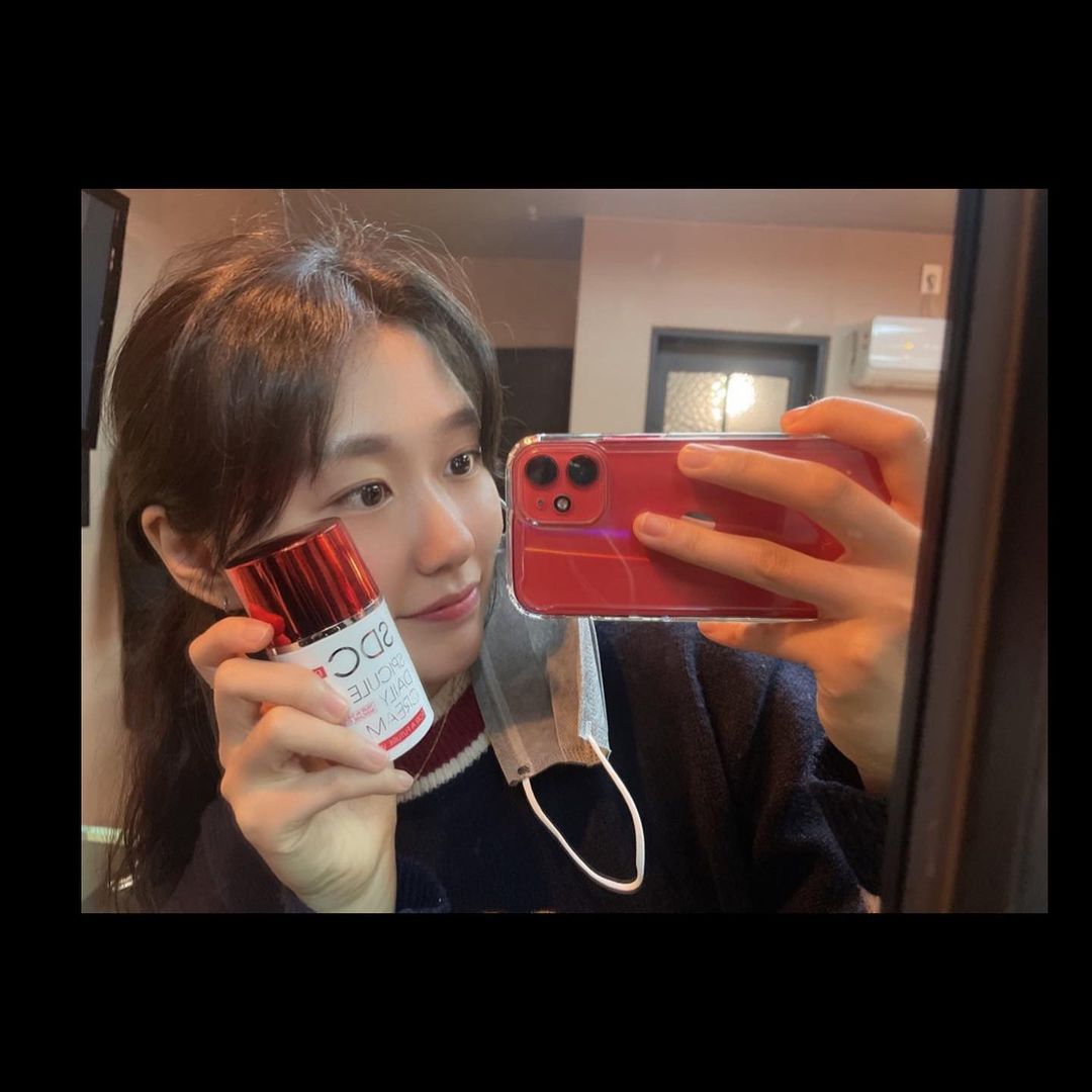 지은 ൱ on Instagram: “#협찬 보습도 잘되고 눌러쓰는 크림이라 편리해요✨ 피부속까지 책임지는 데일리크림✨ 여드름에 좋은 천연추출물 스피큘성분이 다량 함유되있어서 진정이 잘되고 3일만 발라도 피부가 좋아진걸…”
