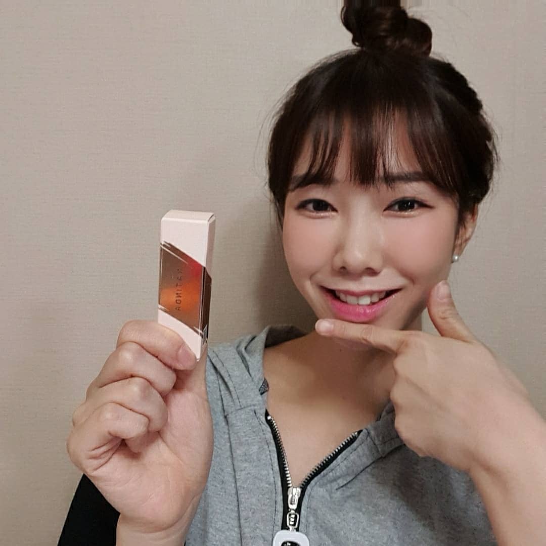 회사원 쥼인의 daily on Instagram: “#협찬 지워지지않는 타투💄립으로 마스크에 묻을 염려 없어졌네요~ 베이비핑크같으면서 은은한 발색으로 과하지 않은 점이 장점!! 바르면서 꽃향도 나고, 립밤처럼 촉촉하면서 금가루가 들어있어서 예쁘기도하고!! 립영양케어까지 되서 좋네요💋 요즘 입술관리하는…”