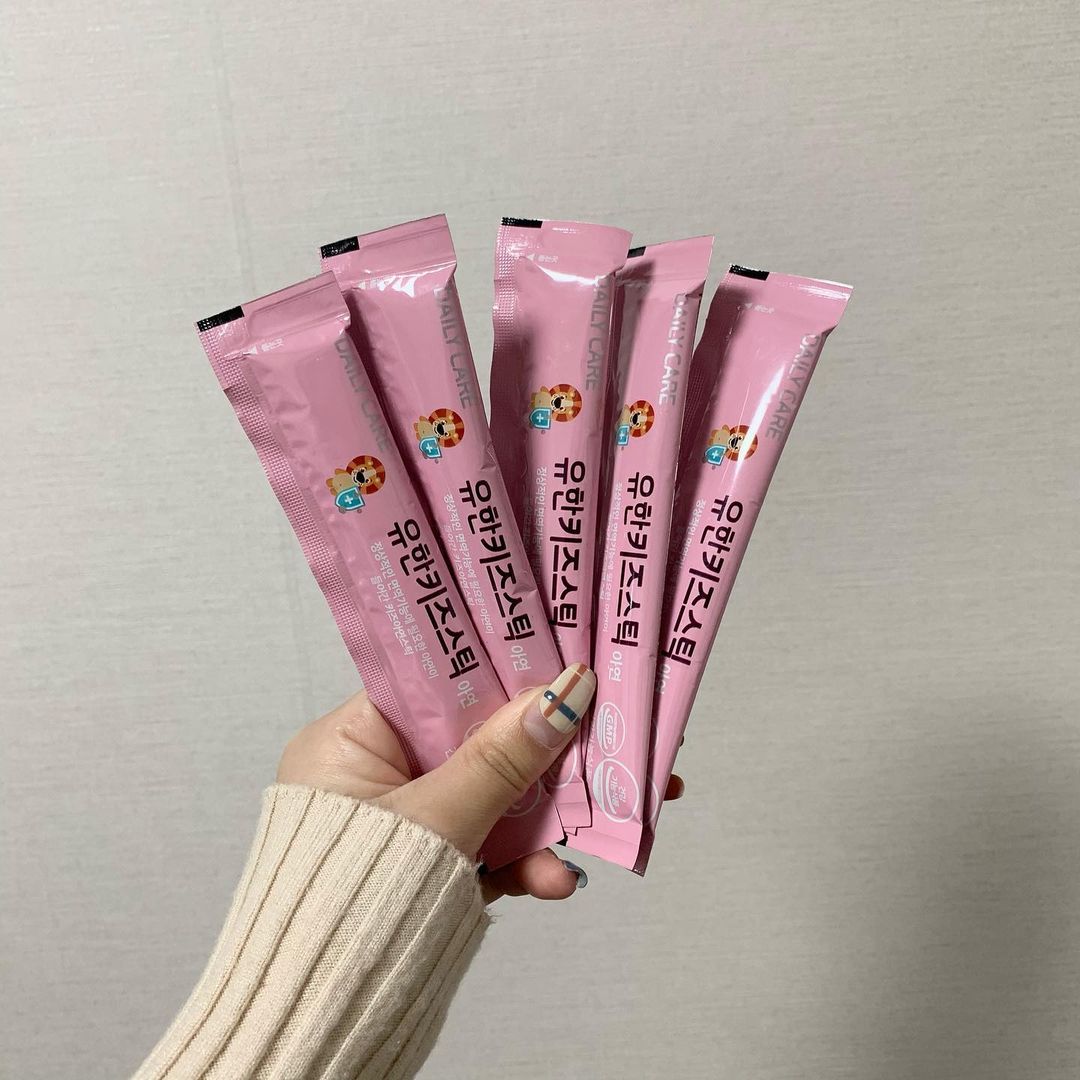 예림 on Instagram: “#협찬 [유한양행] 유한키즈스틱 👉🏻정상적인 면역기능에 필요한 아연이 들어간 키즈아연스틱 👉🏻전용농장에서 키우는 녹용으로 만든 녹용농축액 👉🏻아이들이 좋아하는 맛있는 블루베리맛 건강기능식품 : 아연5%함유 부원료 : 녹용 농축액(뉴질랜드산) 맛 :…”