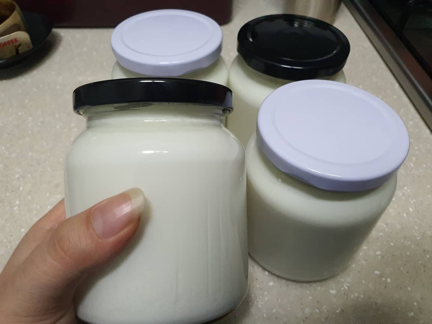 날도 춥고 코로나가 날뛰는 요즘.. 건강하려면 면역력이 높아야 하죠! 저는 면역력하면 유산균이 생각나는 데요! 그래서 준비한 요리하는 남친의 수비드 기계로 플레잉 요거트 만들기!
⠀
1. 유리병을 잘 삶아서 말려둔다.
2. 유리병에 우유 450ml에 요거트 아빠 숟가락 한 번 넣고 잘 섞는다.
3. 수비드 기계를 준비하고 물을 43°C로 맞춥니다.
4. 준비된 예비 요거트를 43°C에서 5시간동안 수비드합니다!
5. 5시간 이후 꺼내 냉장고에 8시간 정도 식히면 완성!
⠀
맛은 크게 시큼하지 않고! 맛있어요 ㅎㅎ 잼이나, 냉동과일, 설탕 등 넣어서 먹으면 누구나 먹기 좋아요! 추천해요!!
⠀
위에서 보다시피 생각보다 간단해요! 5시간이니까 저녁 먹기 전에 준비하고 내일 아침에 먹기 좋답니다! 다들 면역력 챙기세용 ㅎㅎ

#요연 #yaw_yun #요리하는남친 #요리하는남자 #직접만든 #요거트 #플레인 #플레인요거트 #to여친 #소통 #소통해요 #선팔하면맞팔 #맞팔 #맞팔선팔환영 #맞팔 #맞팔해요 #좋아요 #반사