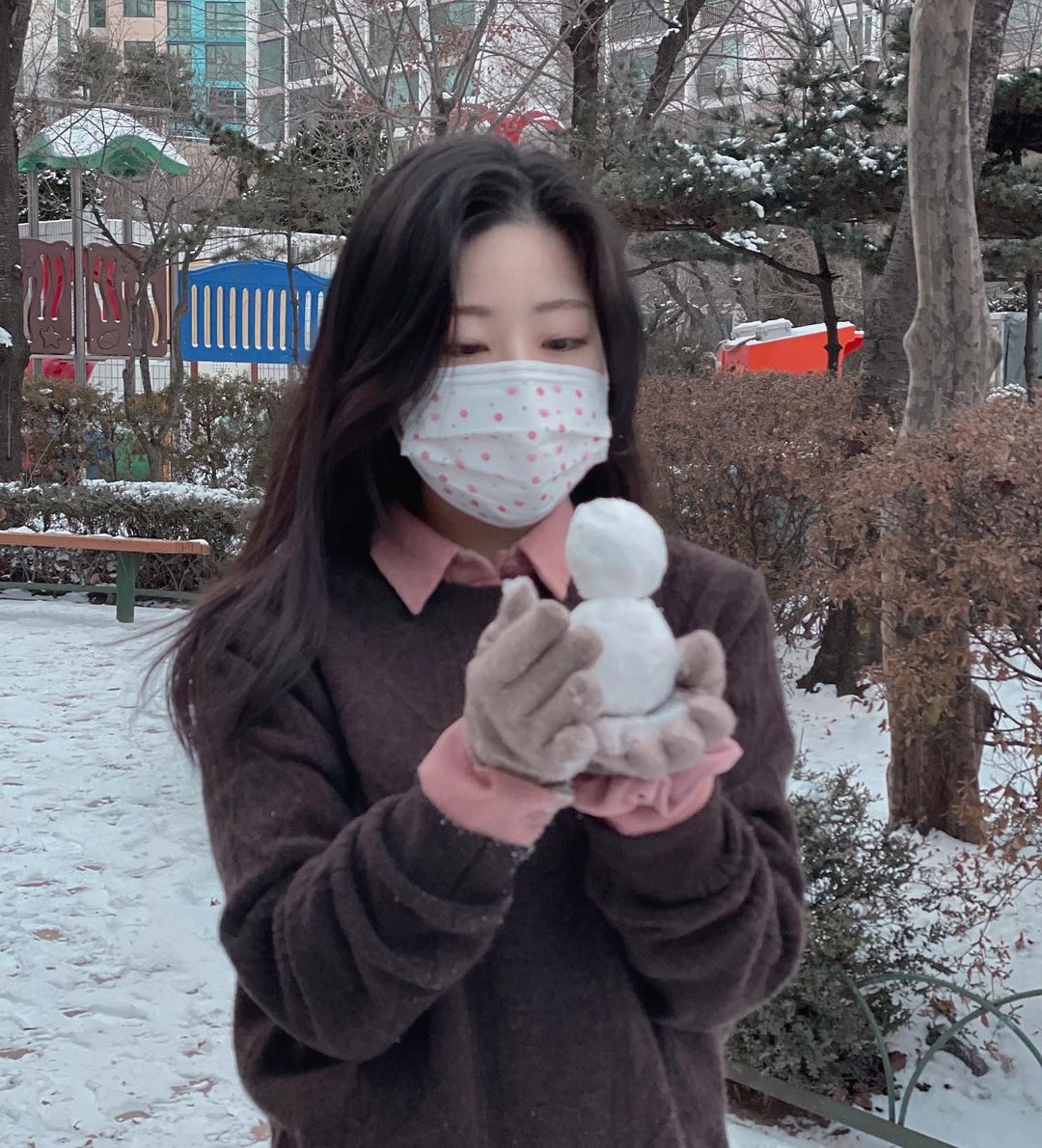  “🎁 내 귀여분 마수쿠🤍❄️🤭 . #코모드#스페커#인싸템#협찬 국내산 목화솜필터 디자인 마스크를 판매중인 스페커💞 100% 국내산 자재라서 고퀄리티의 다양하고 이쁜 디자인 마스크🙈 디자인 거의 백만개,, 맘에드는 거 골라서 시키는…”