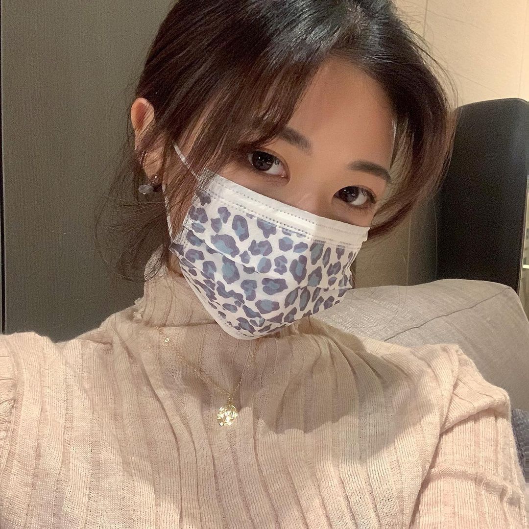 “😷 코모드 패션디자인 마스크 😷 맨날 검정마스크만 쓰고 다니다가 지루해졌을 때 한번씩 기분전환으로 쓰면 너무 귀엽고 인싸 된 기분이랄까...😝 올스티커의 디자인 마스크는 모든 원자재를 국산으로 만든 프리미엄 마스크 입니당 목화솜 필터를…”
