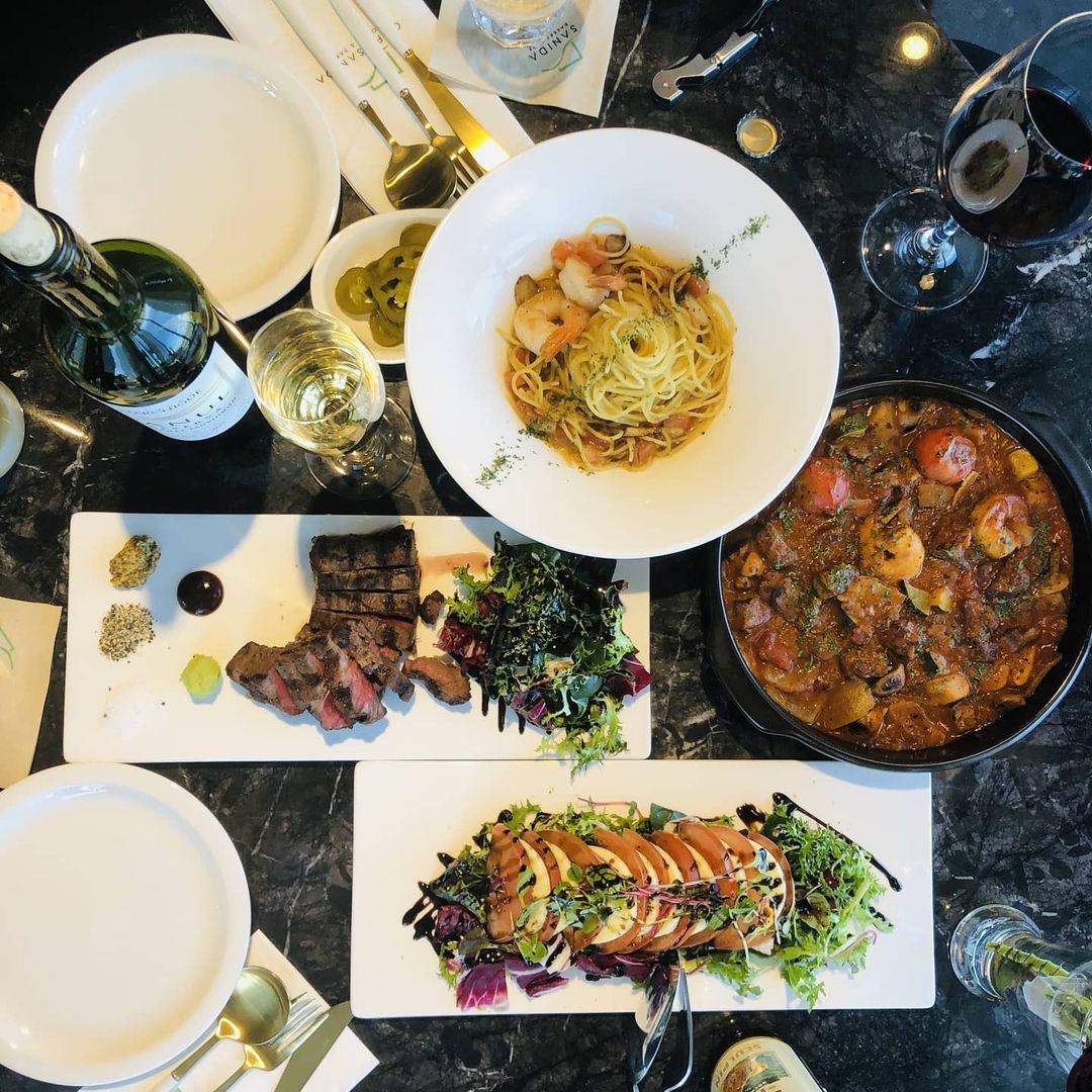  “멋진 경치와 맛있는 음식으로 저절로 힐링이 되는 #사니다레스토랑 신선한 카프레제 샐러드부터 입에서 살살녹는 한우채끝스테이크와 파스타도 엄지척👍👍 #사이코지만괜찮아촬영지 로 1,2층에는 자연과 어우러지는 야외테라스와 3층에는 치악산이 보이는…”