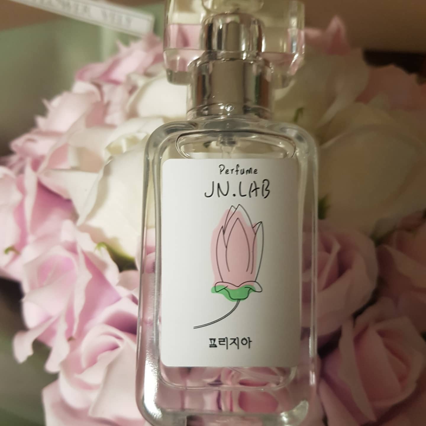 #협찬, #유료광고, 
 
프리미엄 니치향수&수제향수 전문점 제이앤랩에서 판매하는 제품입니다.
여러가지 향이 있습니다.
라일락, 금목서향, 일랑일랑, 아카시아향, 은방울꽃, 장미꽃, 자스민, 라벤더, 프리지아, 제비꽃, 치자꽃, 러브미, 화이트자스민&민트향..
무려 13가지 향을 취급하는 전문 니치향수점입니다.
제이앤랩 향수는 6~8시간 지속되는 PERFUME 향수만 취급합니다.
사용하면 할수록 향이 너무나 좋습니다.
제가 선택한 향은 프리지아입니다. 개인적으로 이 향을 너무나 좋아해서. ^^~
사용해보니 기분이 좋아지네요. 자주 애용해야겠습니다.
 
#향수, #수제향수, #남자향수, #여자향수, #퍼퓸, #향수추천, #핸드메이드향수, #니치향수, #제이앤랩