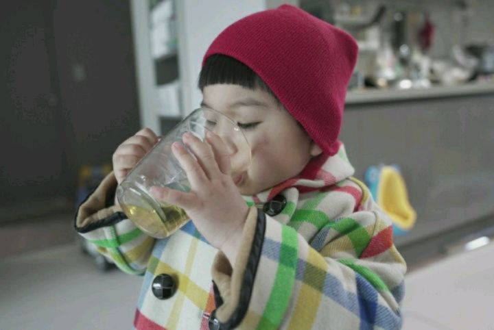 #업체로부터제공받은제품입니다

오늘은 세계에서 가장 비싼 향신료라는 샤프란에 대해 소개해 드릴까 해요.

범이네는 최고등급의 슈퍼니긴 샤프란(크로신 함량이 월등히 높으며 맛과 향이 진함)을 체험 했는데요,

4만 송이의 크로커스의 꽃에서 섬세한 수작업으로 채취된 사프란 4kg를 엄설된 품질로 다시 골라낸 0.25g의 제품이라 그런지 향부터가 남다르더라고요.

KBS2 바람피면죽는다에 조여정이 마시는 차로 최근까지도 무게당 가격이 금과 대등하게 매겨졌죠.

1. 천연 항우울제
사프란은 처방전 없이 살수있는 천연 항우울제 입니다.
신경제 작용을 하며 우리몸을 안정시키는데 도움을 줍니다.
정기적으로 마시면 차분한 마음을 가지는데 도움을 주며
최근에는 천연 항우울제로써 활용 될 수 있다고 알려져있습니다.

2. 항암작용
사프란에는 크로신이라는 항산화 성분이 있습니다.
크로신은 우리몸의 암세포를 파괴시키고 종양세포를
축소시켜주는 역할을 합니다. 또한 사프란에있는 
카르티노이드 성분은 우리몸을 질병과 바이러스로 부터
지켜주는 역할을 합니다.

3. 콜레스테롤 및 혈압감소
사프란에는 콜레스테롤을 감소시키는 성분이 있습니다.
콜레스테롤은 동맥 내에서 쌓이면 심장질환을 유발하며. 
사프란은 혈관을 확장시키고 혈액을 가늘게해 순환을 도우며 정화시키는 역할을 합니다. 또한 크로세틴이라는 성분은
우리 몸의 혈압을 낮추는 역할을 합니다.

4. 복통 완화
사프란 차는 위장 내의 통증을 감소시킵니다. 경증 및 중증의 경우 통증을 완화시키고 규칙적인 섭취가 통증을 완화시키는 것으로 나타났습니다. 구토를 유도하는 데 활용할 수 있기 때문에 가슴을 구호하는 데 도움이 될 수도 있습니다. 그러므로 위장, 가슴 및 목을 진정시킬 수있는 거담제
 역할을합니다. 

5. 눈과 호흡기에 좋다.
연구 결과에 따르면 매일 한잔의 사프란 차는 시력보호에
좋다고 합니다. 또한 사프란은 폐의 염증을 치료해주는데
탁월해 감기나 천식으로 고통받는 환자들에게 좋다고 해요

요즘같은 추운 날씨 아이와 엄마가 함께 마실 수 있는 차라 좋은 거 같아요.
요즘 육아에 지치신 맘들, 샤프란 하나 주문하셔서 아이와 함께 여유로운 티타임 즐겨보시길 바랄게요💕

#여자친구선물 #불면증 #갱년기 #생리통 #꽃차 #샤프란향신료 #사프란암술머리 #샤프란암술머리 #사프란차 #샤프론 #서피란 #바람피면죽는다 #조여정 #설선물 #설선물세트 #명절선물세트 #선물세트 #꽃차선물 #꽃차종류 #홈카페 #홈카페재료 #홈카페용품