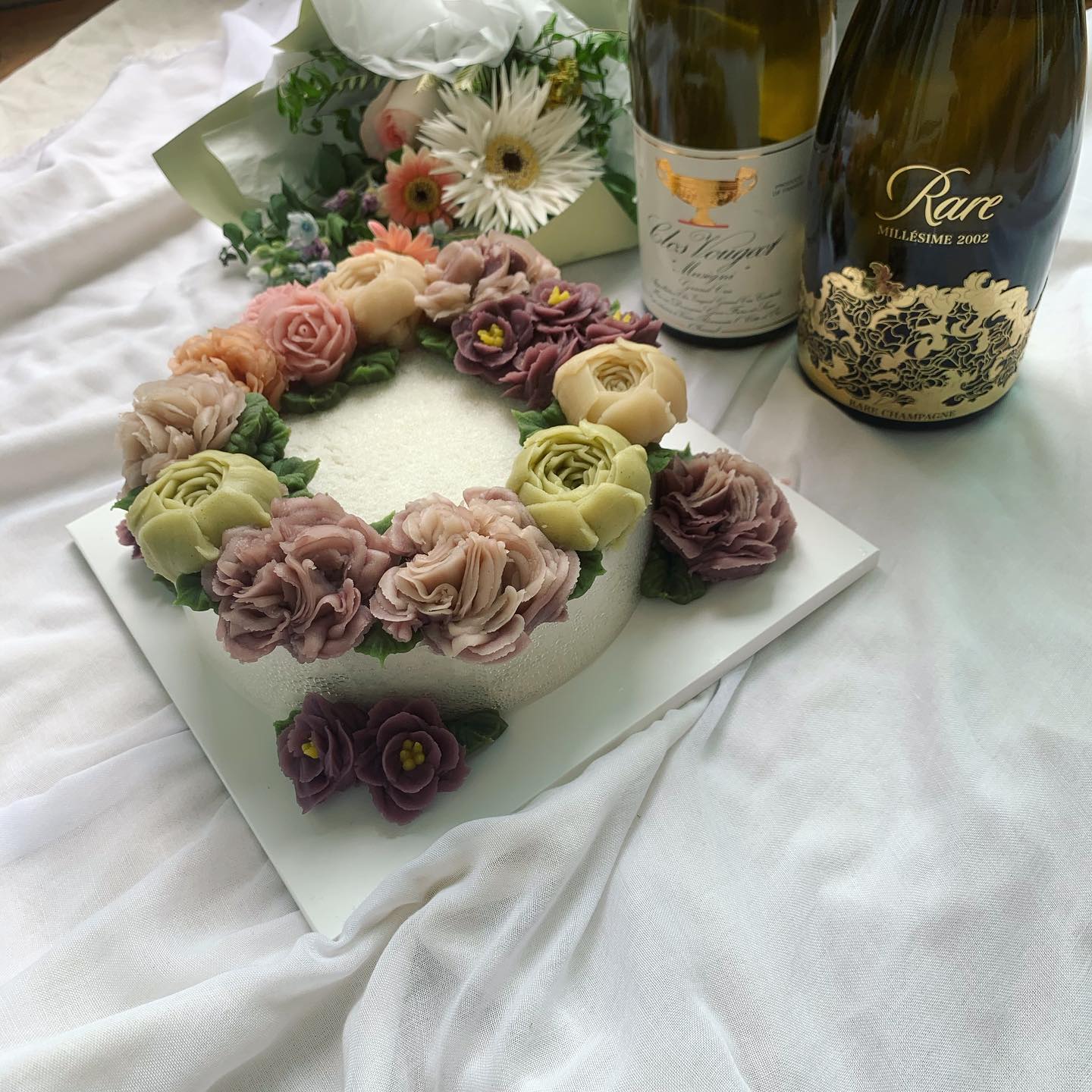 #와인 과 함께 하신다고 하셔서 와인색인 퍼플계열과 라임계열로 만든 #와인설기 에욤! 와인설기는 향만 와인설기가 아니라 찔때부터 와인이 들어가욤! 단 쓰지도 않고 알콜도 없다는거..! 와인이 아니어두 차와 곁들이면 좋아용! 안에는 와인무화과필링이 들어갑니다:) 
.
.
🖤국내산 쌀&100%앙금케이크
🖤순수앙금&천연색소케이크
🖤주문 감사합니다
.
.
#이벤트 #생일케이크 #이벤트케이크 #수제케이크 #맞춤케이크 #케이크 #앙금케이크 #떡케이크 #플라워케이크 #레터링케이크 #디저트그램 #기념일케이크 #꽃케이크 #앙금플라워케이크 #앙금플라워