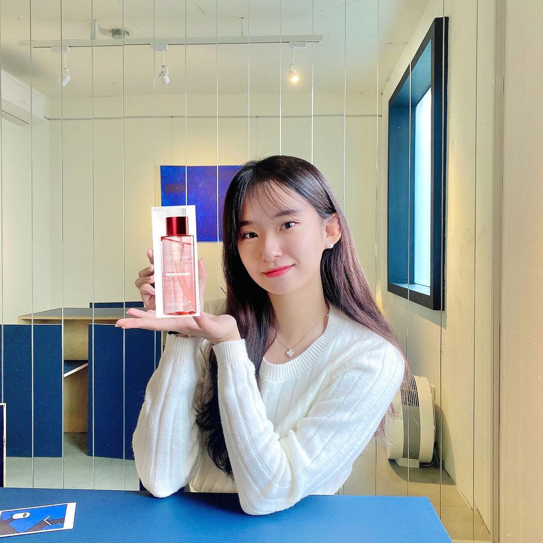  “#협찬 모공을 막지 않고 확실하게 화이트헤드, 블랙헤드를 녹여주는 클렌징 오일 '메디큐브 레드 클렌징 오일' 메디큐브만의 차별화된 공법으로 물에 닿자마자 빠르게 유화된답니다! 자극도 적어서 민감한 피부도 사용할 수 있는 레드 클렌징…”